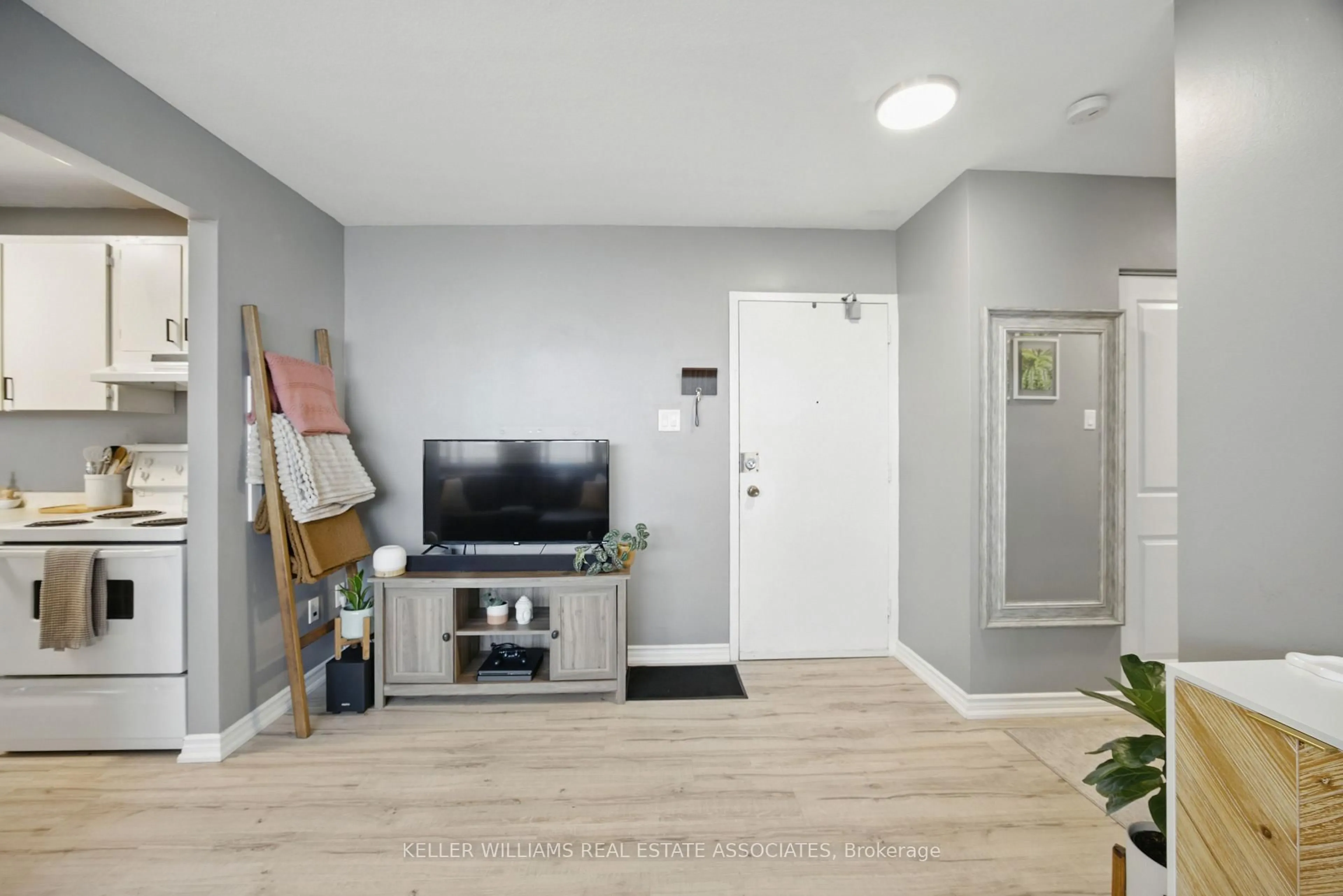 Indoor entryway for 15 Albright Rd #304, Hamilton Ontario L8K 5J2