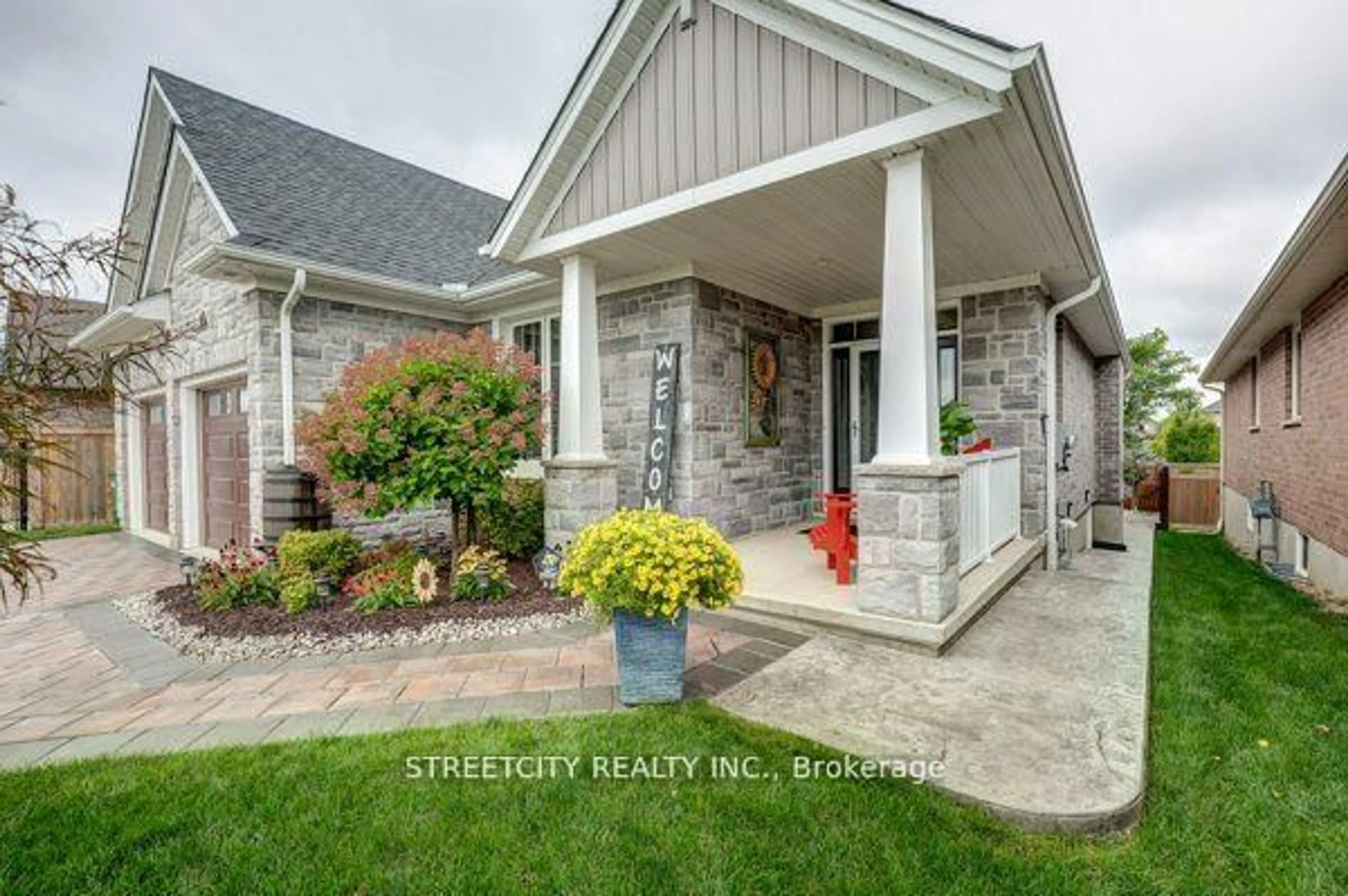 Indoor entryway for 32 Acorn Tr, St. Thomas Ontario N5R 0H5