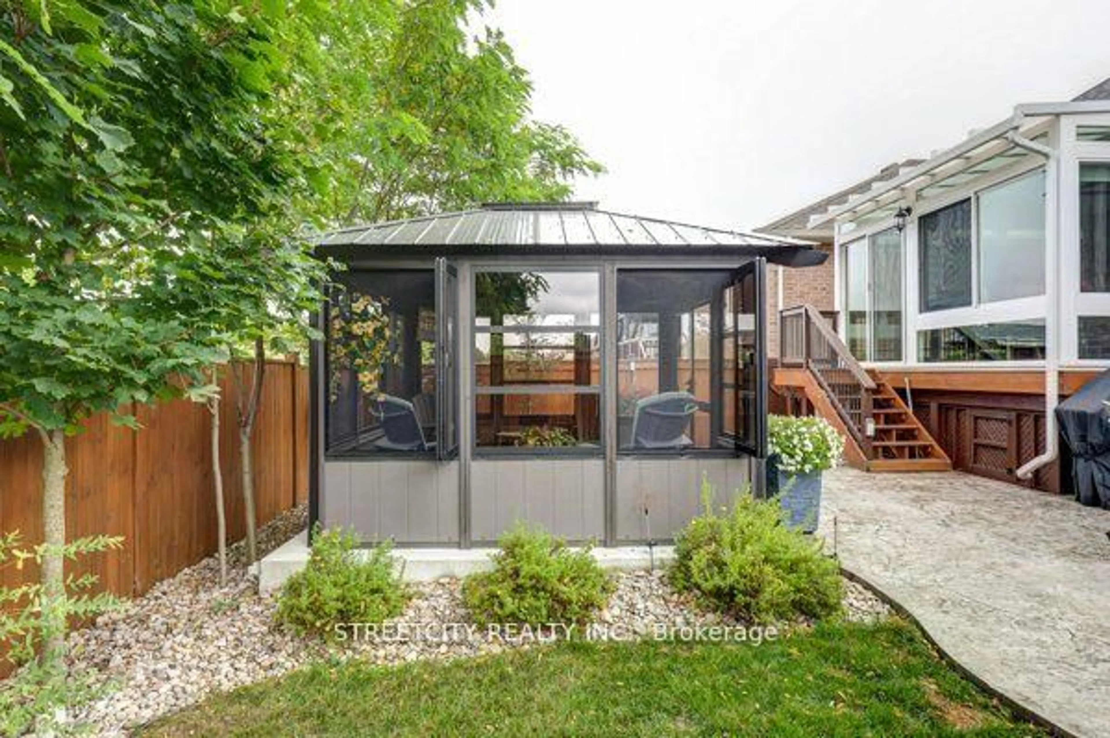 Patio, street for 32 Acorn Tr, St. Thomas Ontario N5R 0H5