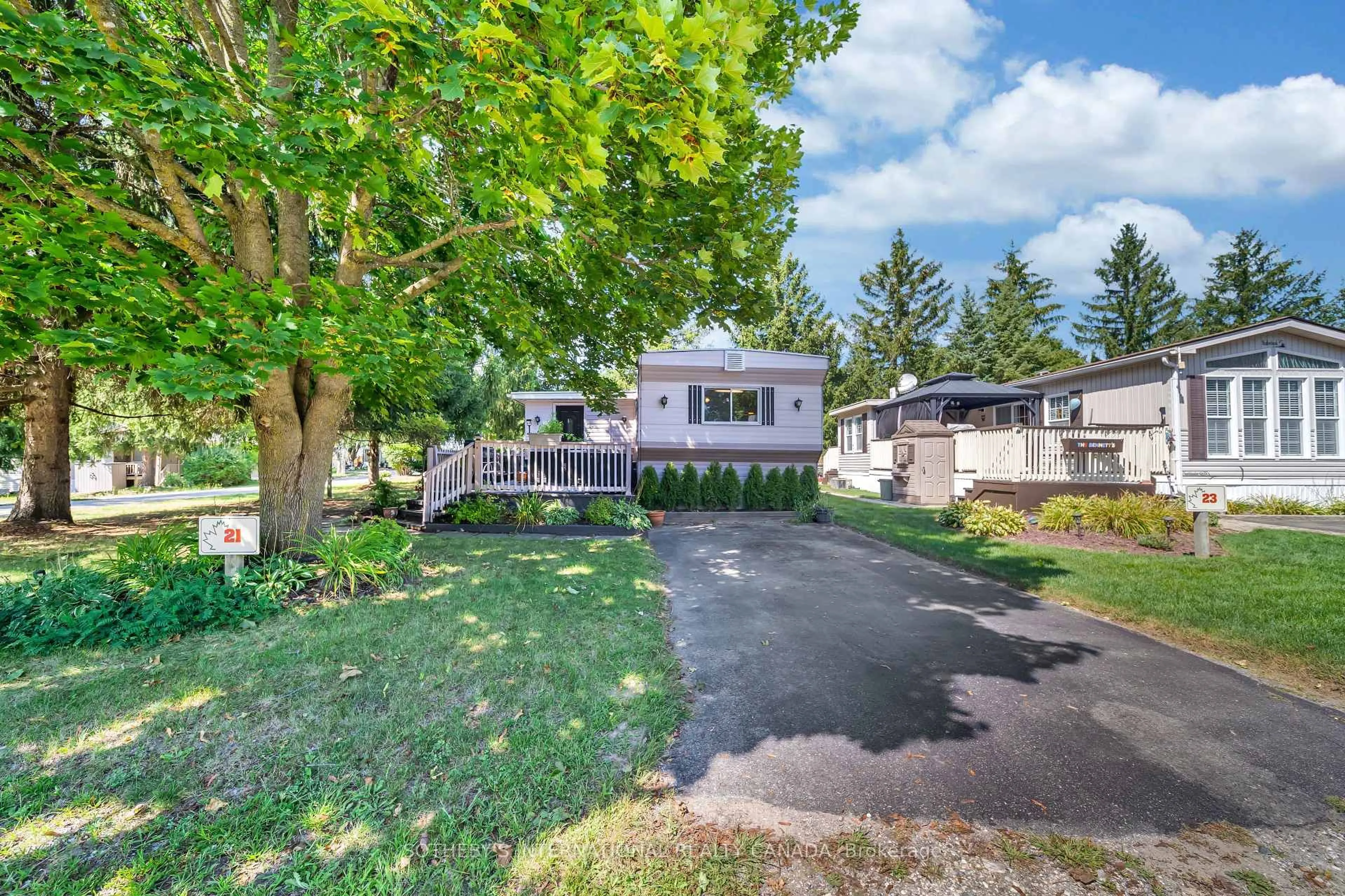 A pic from outside/outdoor area/front of a property/back of a property/a pic from drone, street for 580 Beaver Creek Rd #21, Waterloo Ontario N2J 3Z4