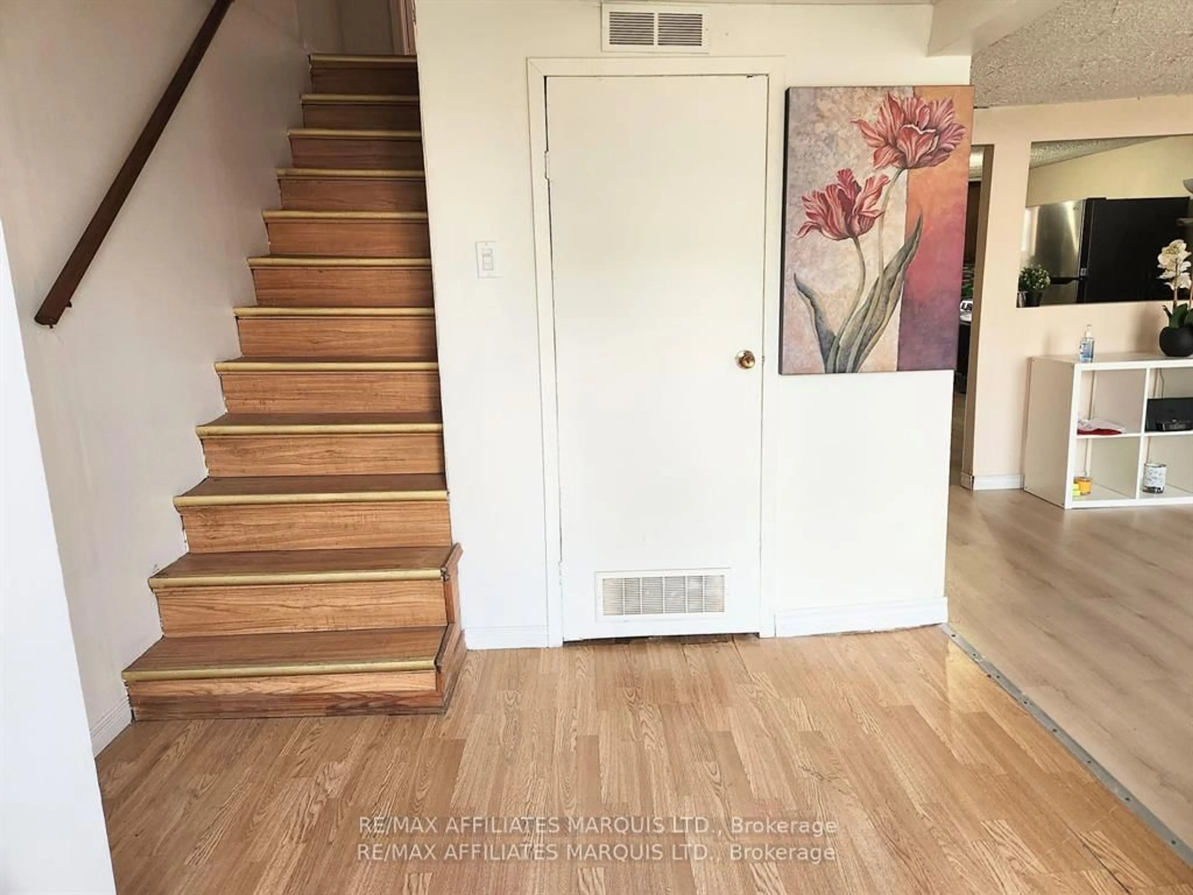 Indoor entryway for 63 PINE St, Cornwall Ontario K6J 1B6