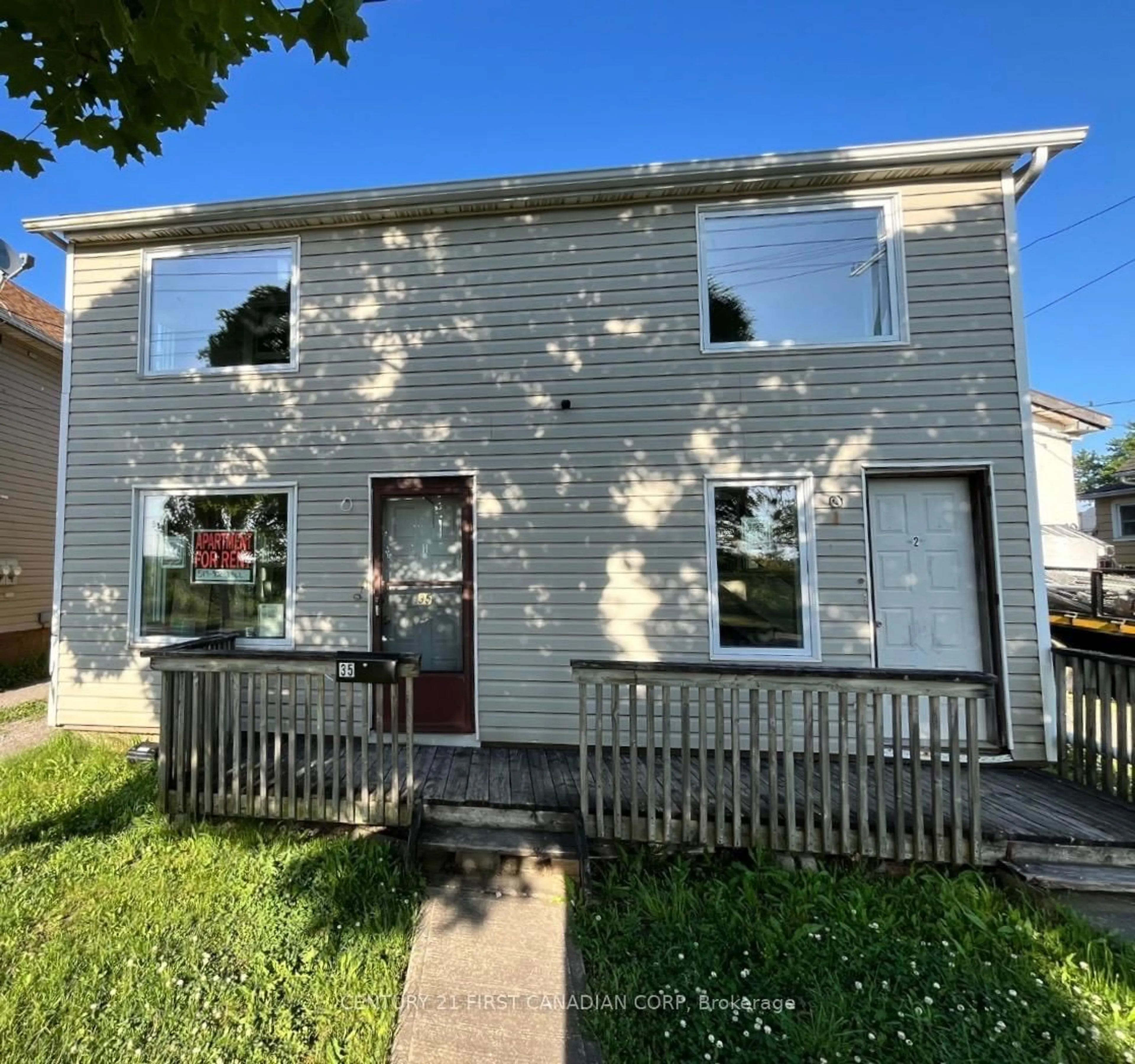 Home with vinyl exterior material, street for 35 Dain Ave, Welland Ontario L3B 3E4