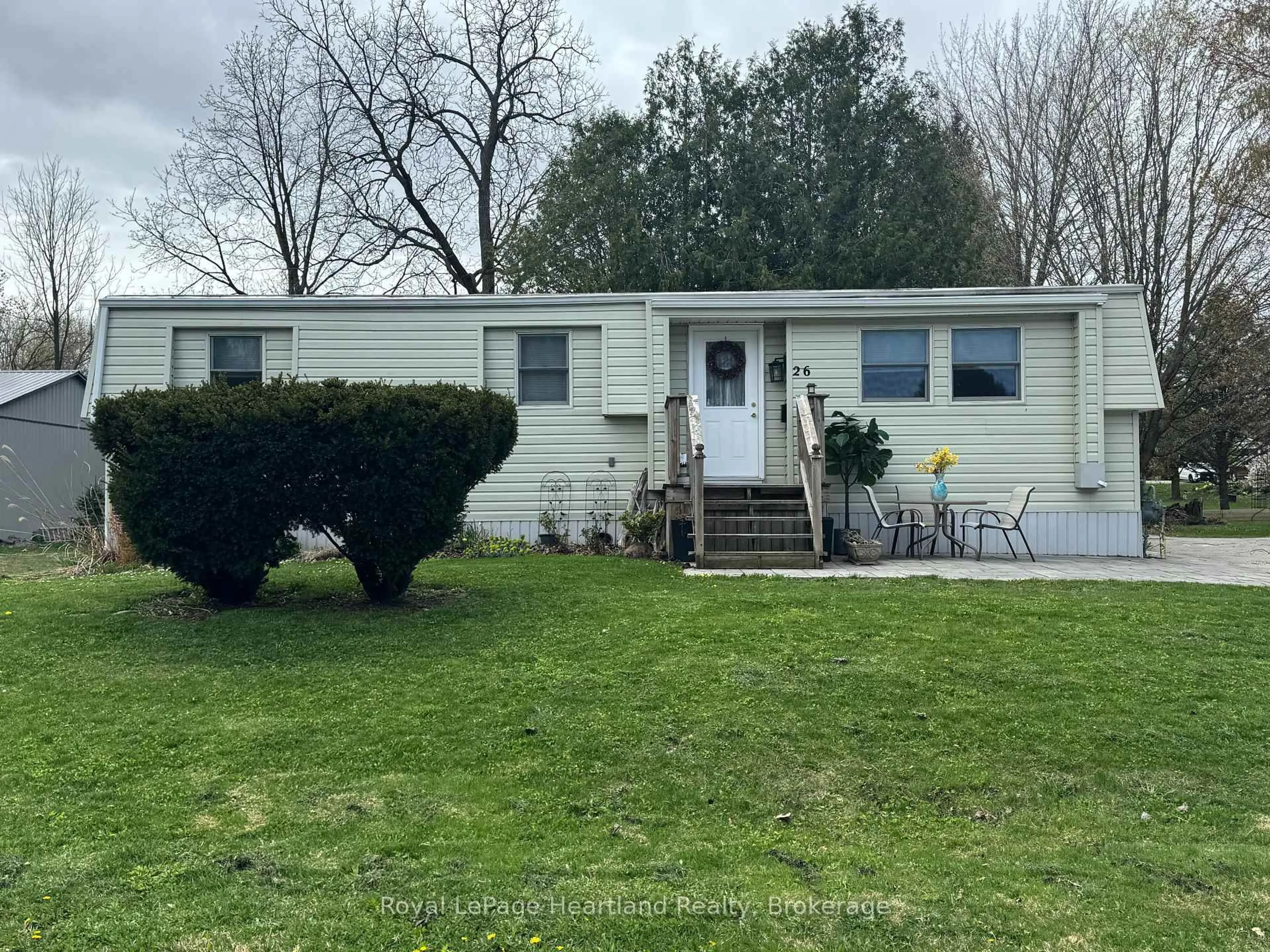Home with vinyl exterior material, unknown for 26 North St, Huron East Ontario N0K 1G0