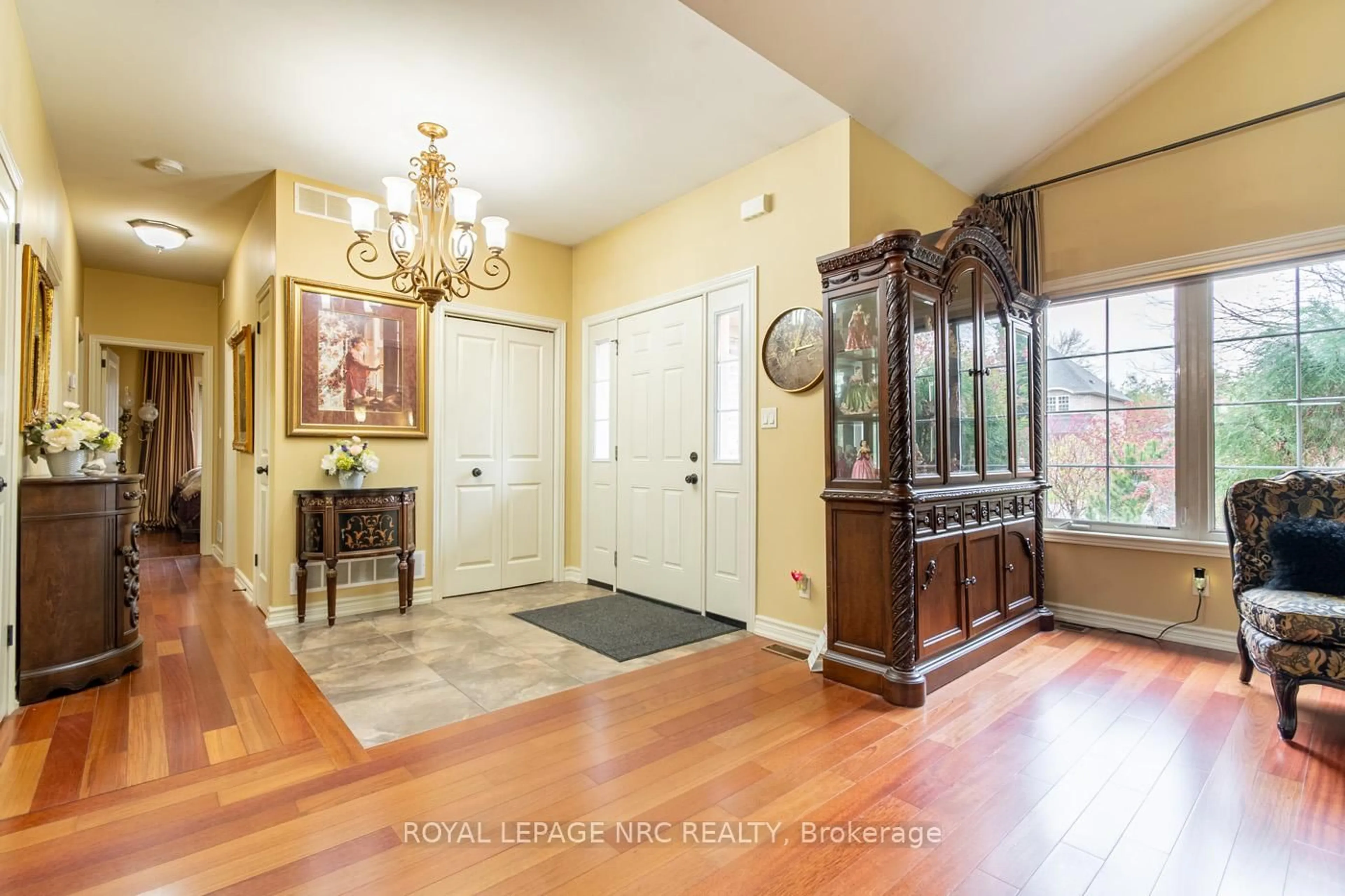 Indoor entryway for 18 Martha Crt, Pelham Ontario L0S 1C0