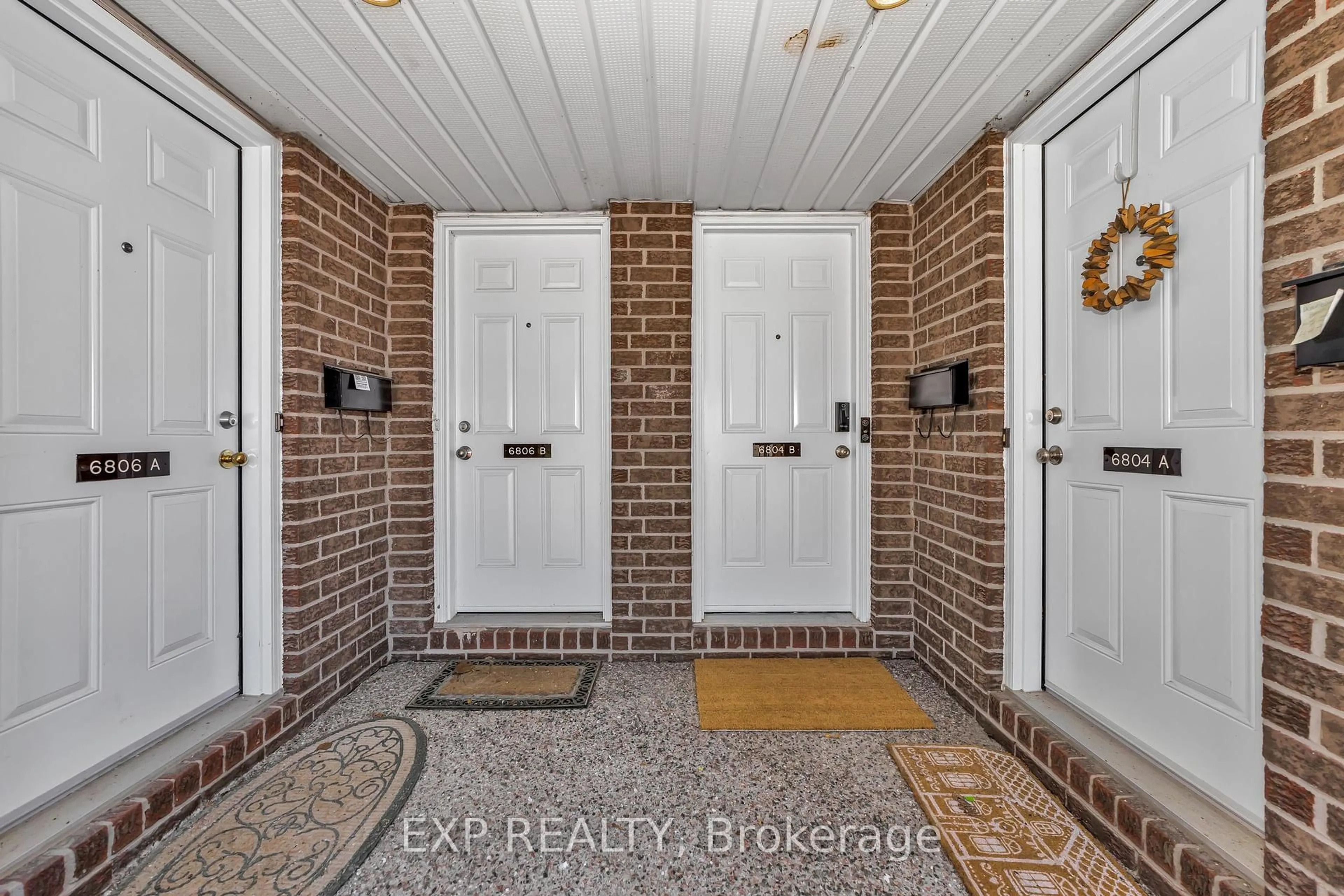Indoor entryway for 6804 Jeanne Darc Blvd #B, Ottawa Ontario K1C 6G1