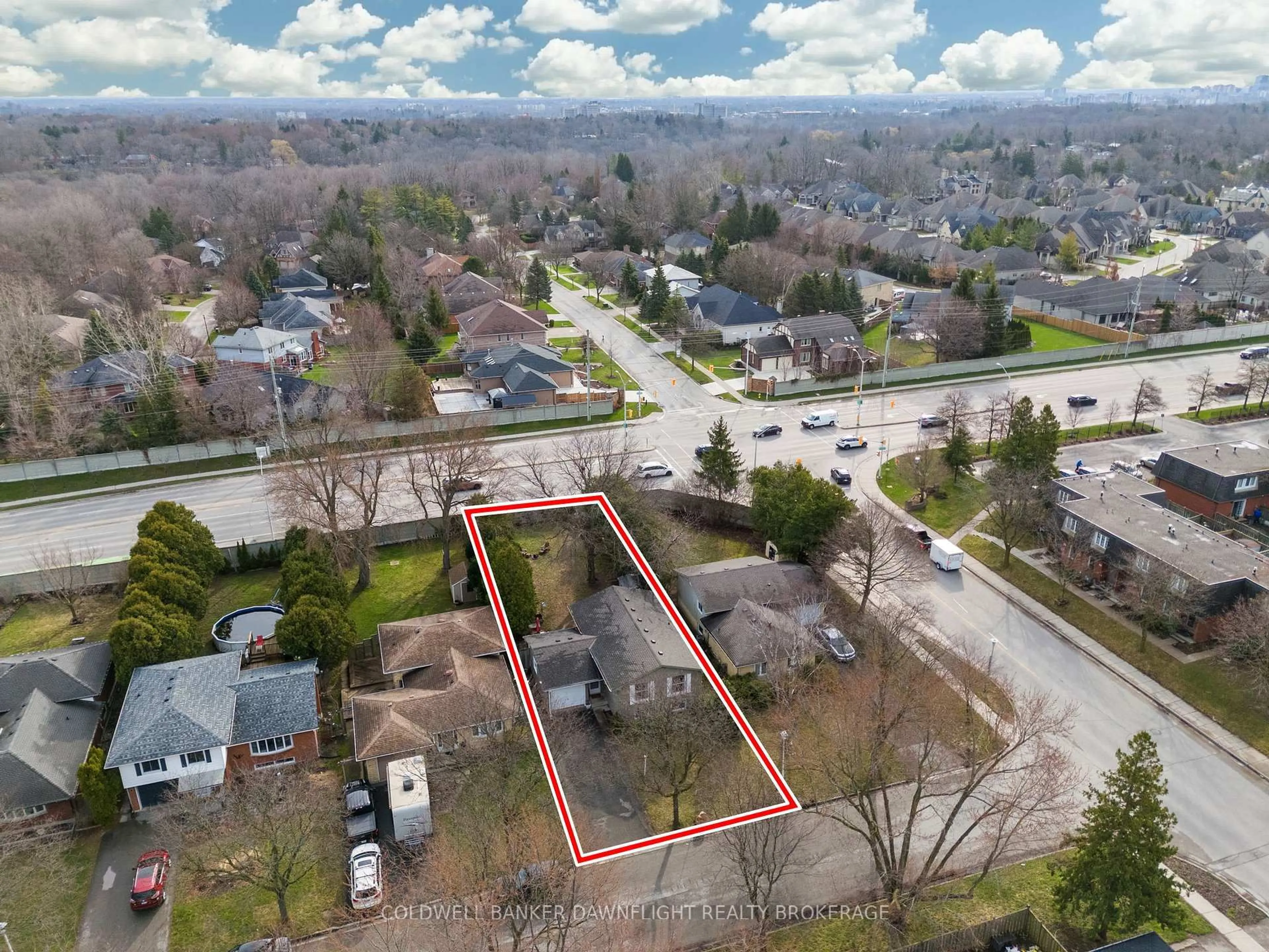 A pic from outside/outdoor area/front of a property/back of a property/a pic from drone, street for 8 Yardley Wood Rd, London North Ontario N6G 2H8