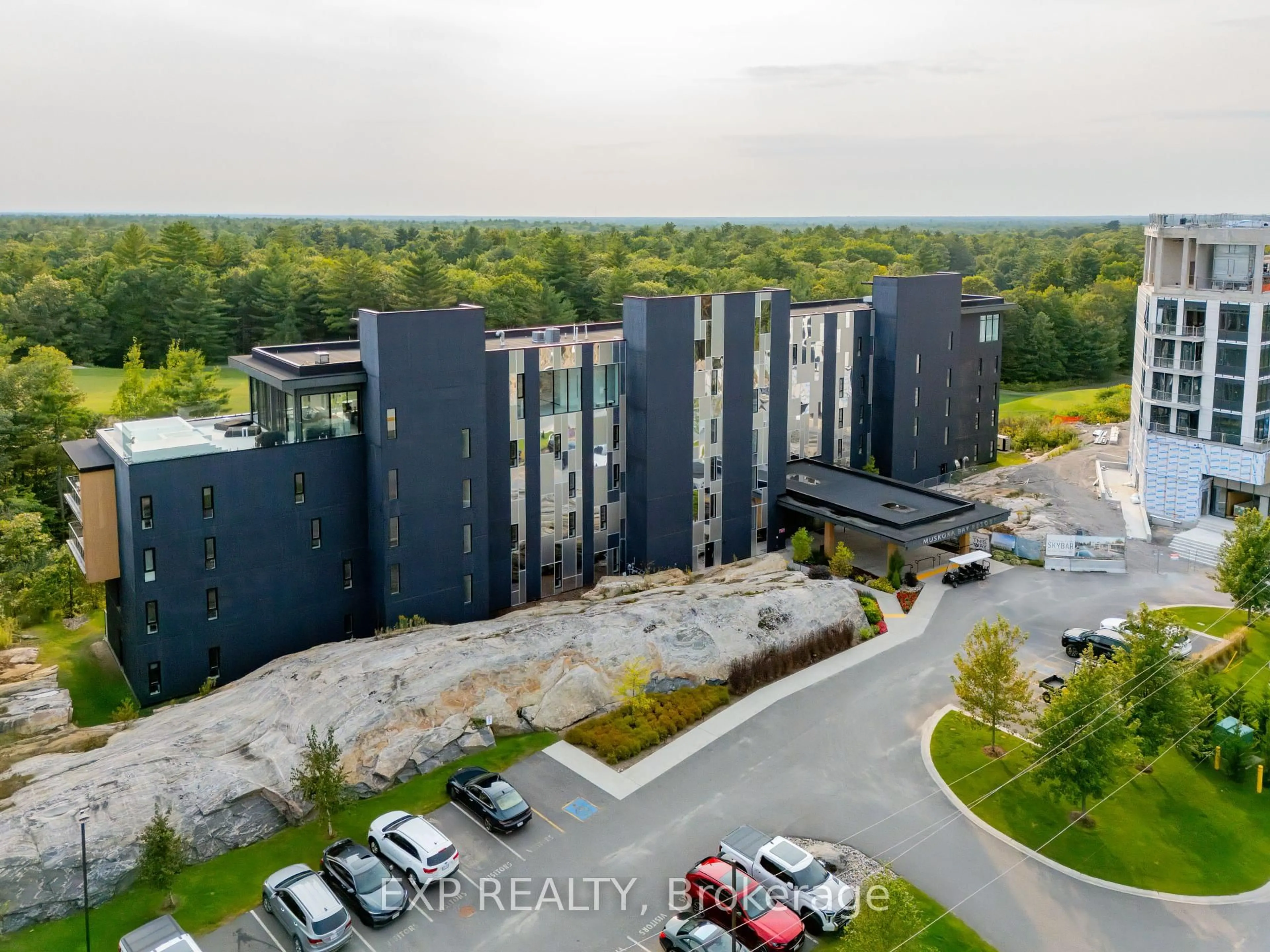 A pic from outside/outdoor area/front of a property/back of a property/a pic from drone, building for 120 Carrick Tr #102, Gravenhurst Ontario P1P 0B6