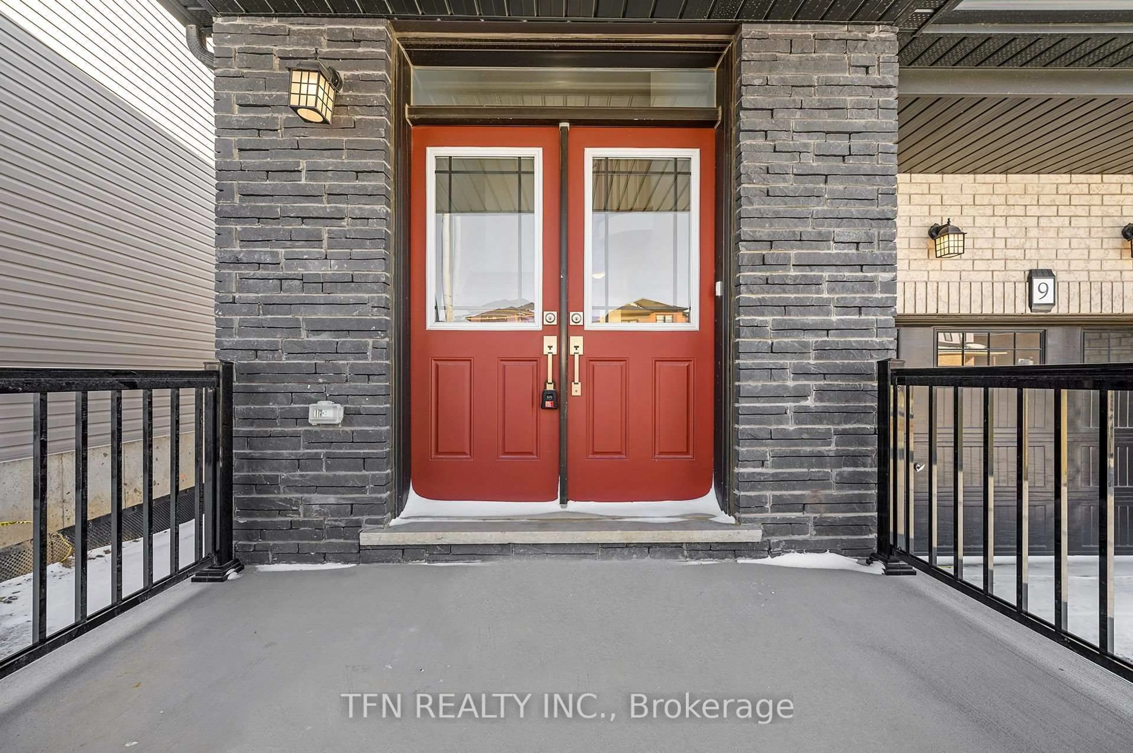 Indoor entryway for 9 Stanley Ave, Haldimand Ontario N3W 0J9
