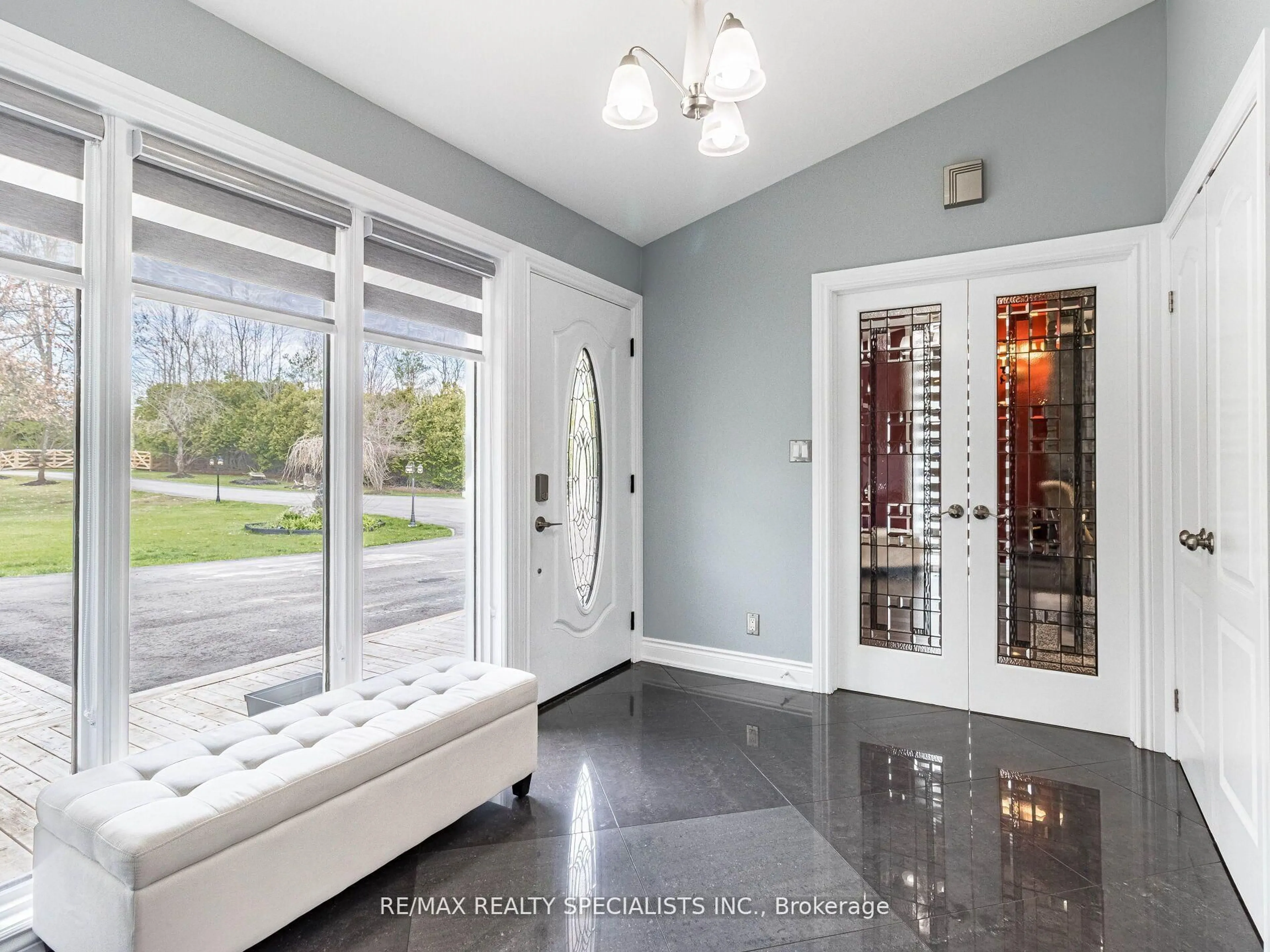 Indoor entryway for 5947 Fourth Line, Erin Ontario N0B 1Z0