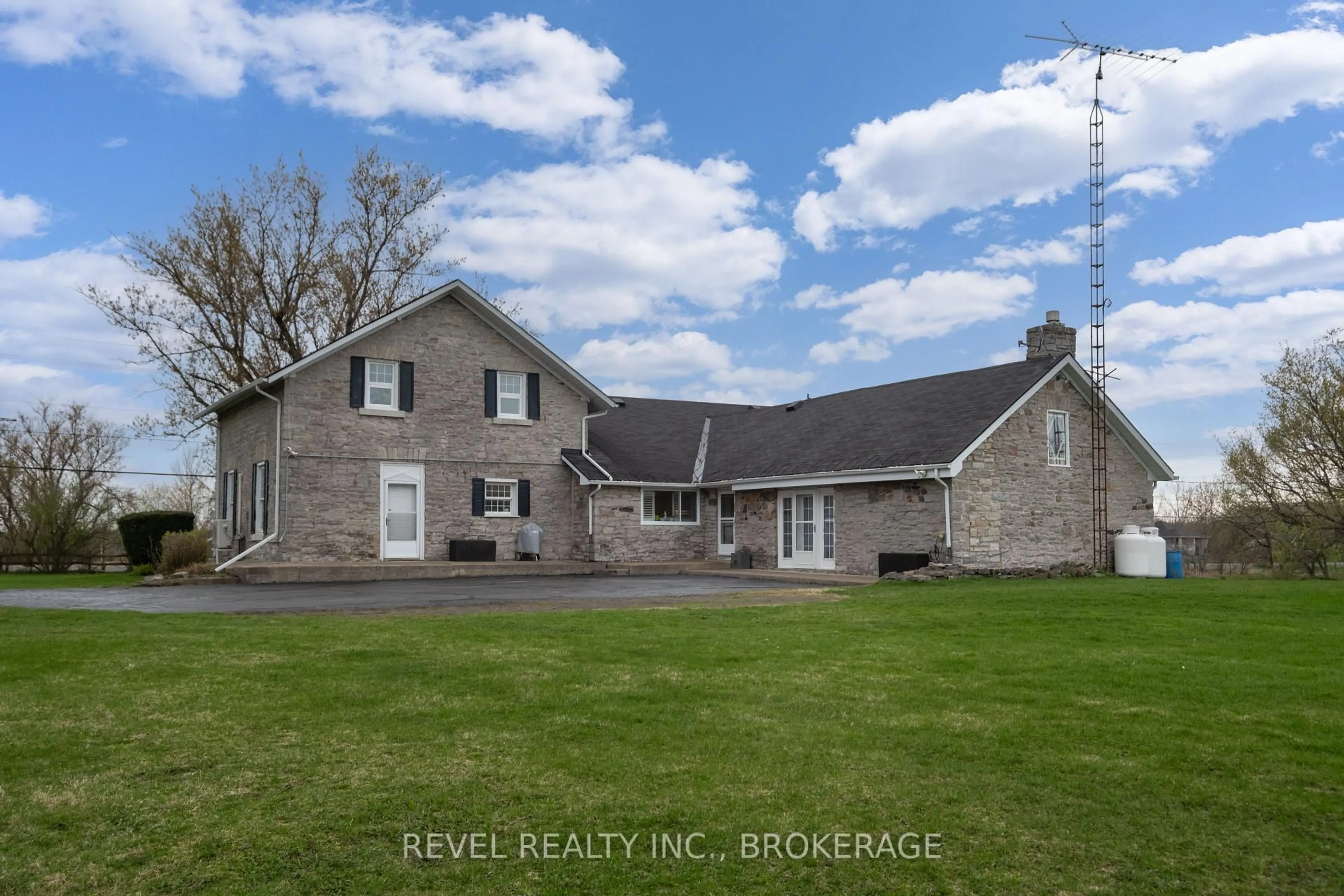 A pic from outside/outdoor area/front of a property/back of a property/a pic from drone, building for 2964 Highway 38 N/A, Mcdonalds Corners Ontario K0H 1M0