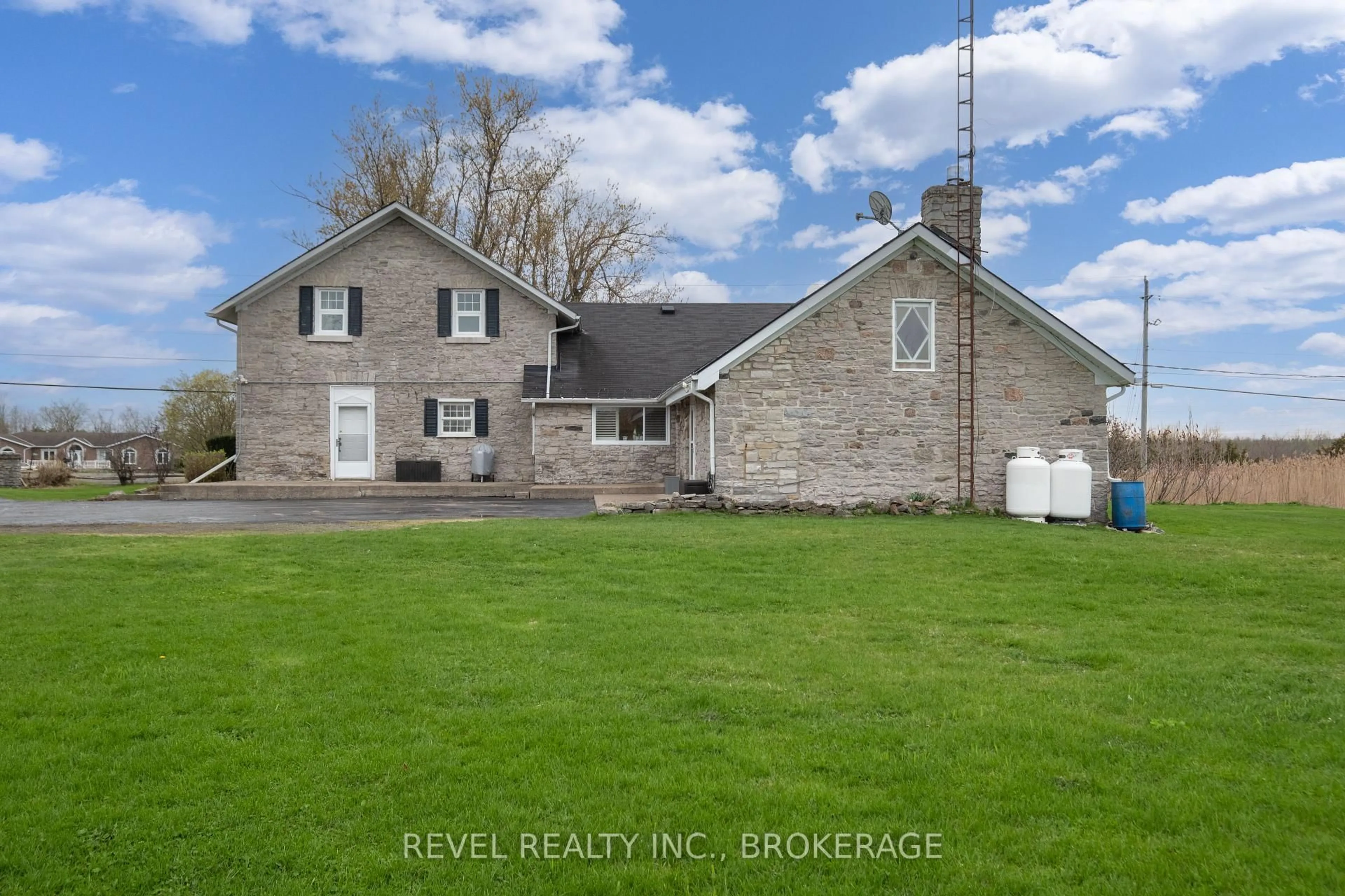 A pic from outside/outdoor area/front of a property/back of a property/a pic from drone, unknown for 2964 Highway 38 N/A, Mcdonalds Corners Ontario K0H 1M0