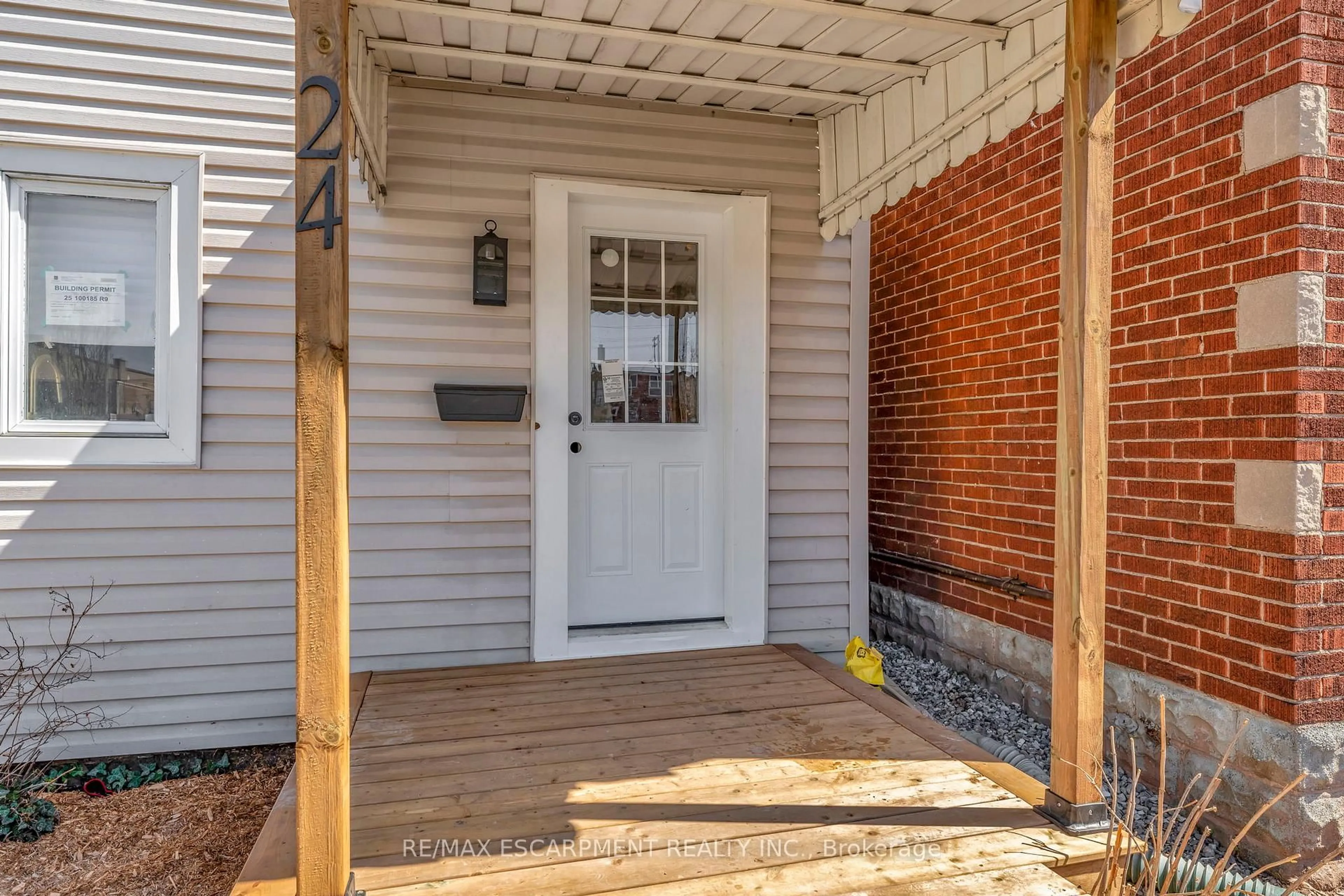 Indoor entryway for 24 Carlisle St, Hamilton Ontario L8H 4C3