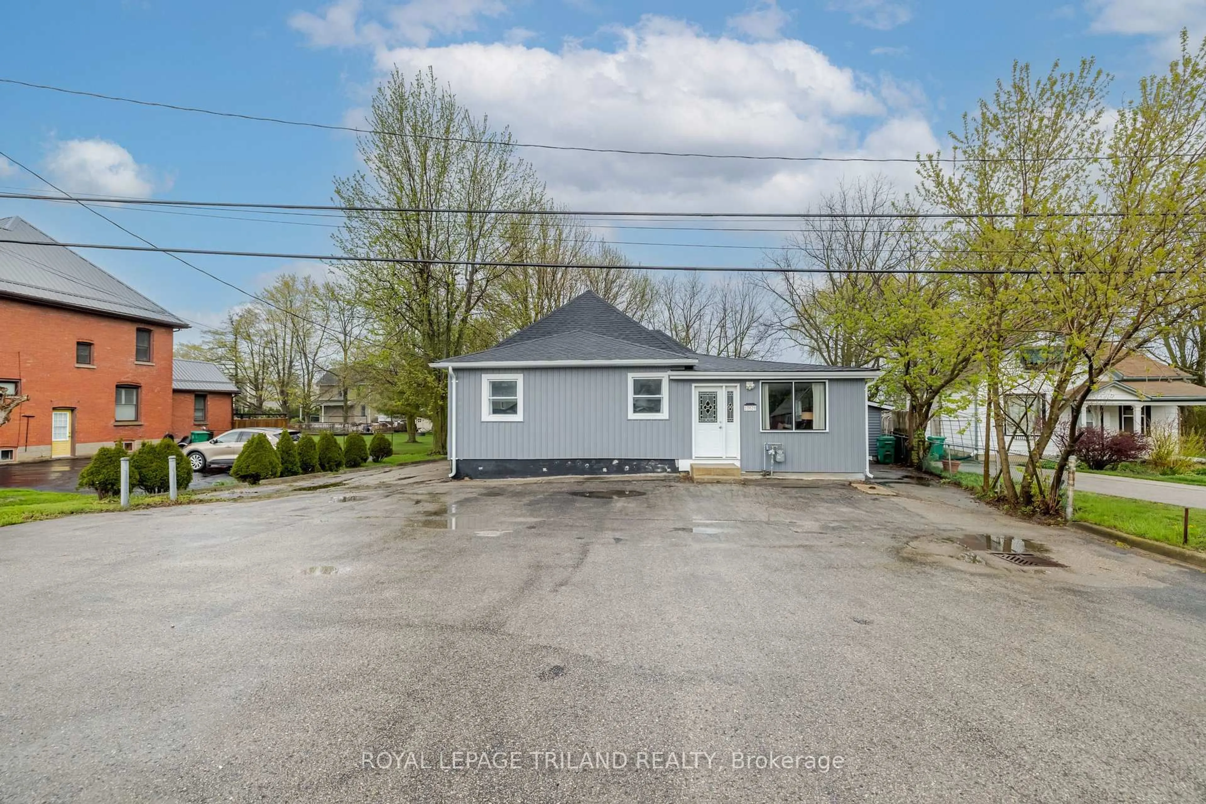 A pic from outside/outdoor area/front of a property/back of a property/a pic from drone, street for 10628 Sunset Rd, Southwold Ontario N5P 3T2