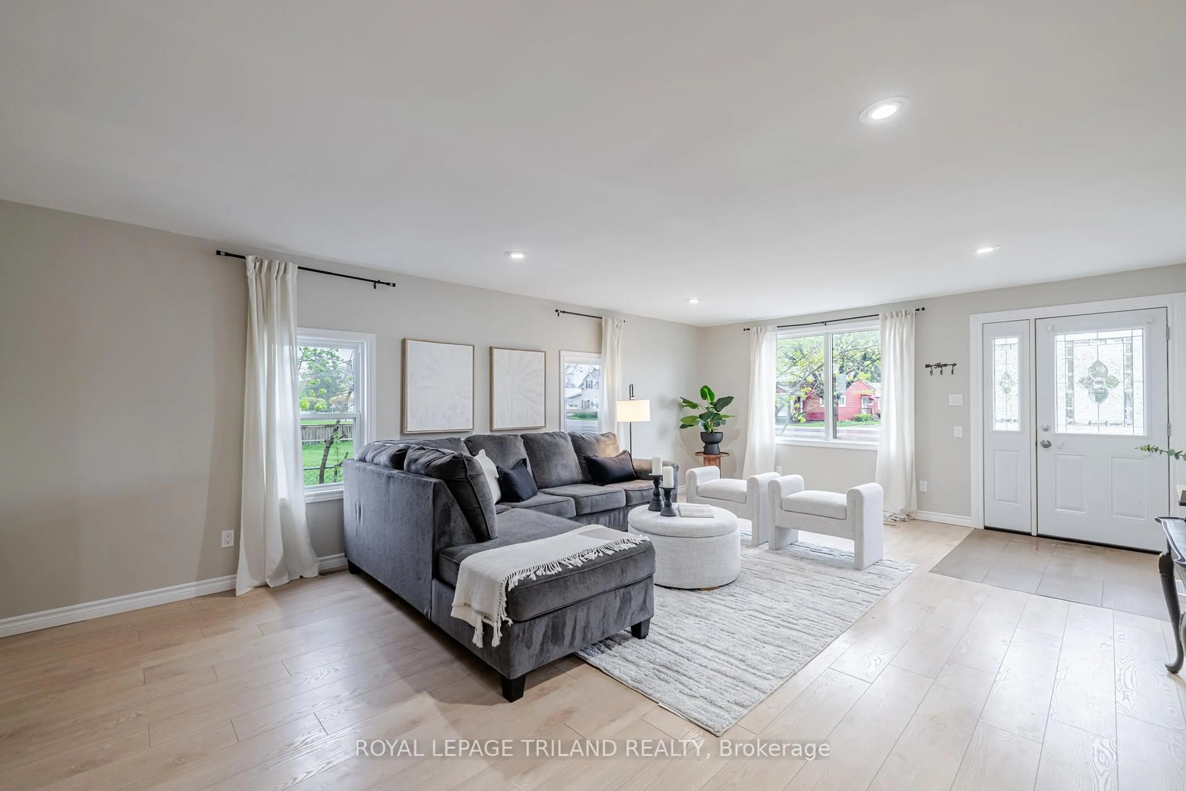 Living room with furniture, unknown for 10628 Sunset Rd, Southwold Ontario N5P 3T2