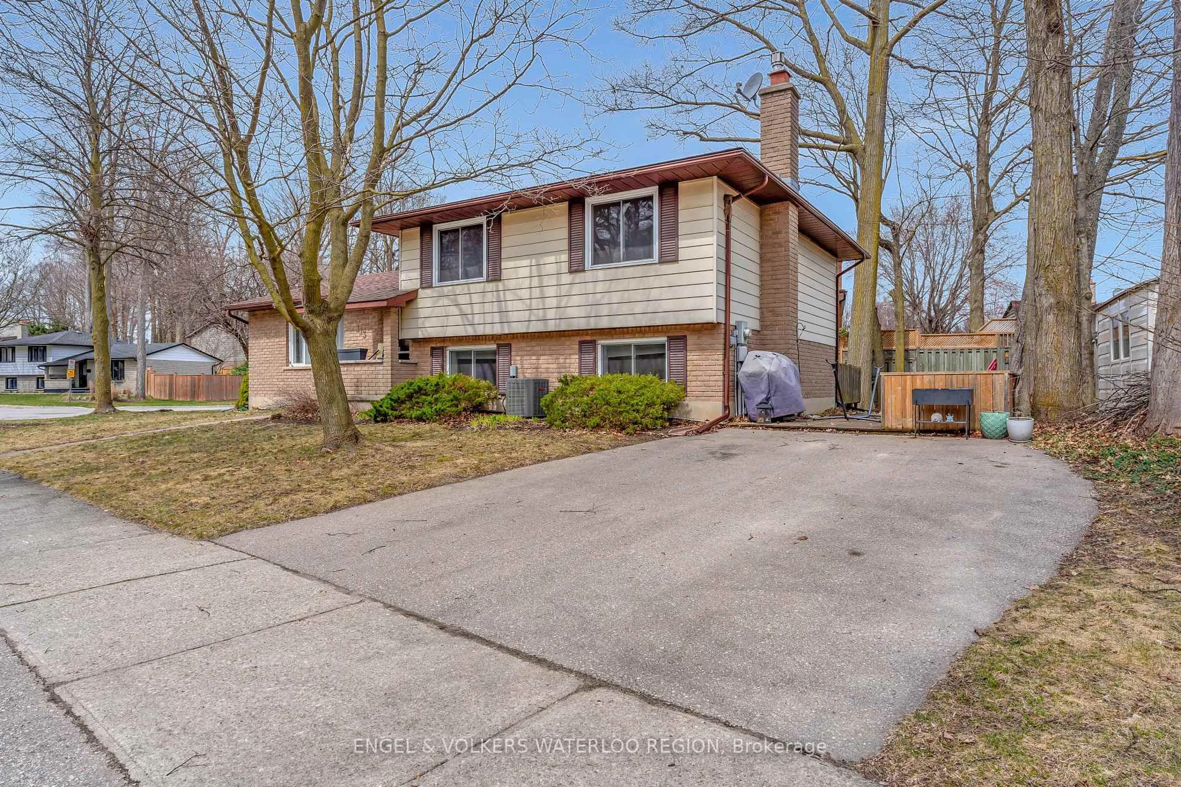 Home with brick exterior material, street for 113 Martinglen Cres, Kitchener Ontario N2E 2A3