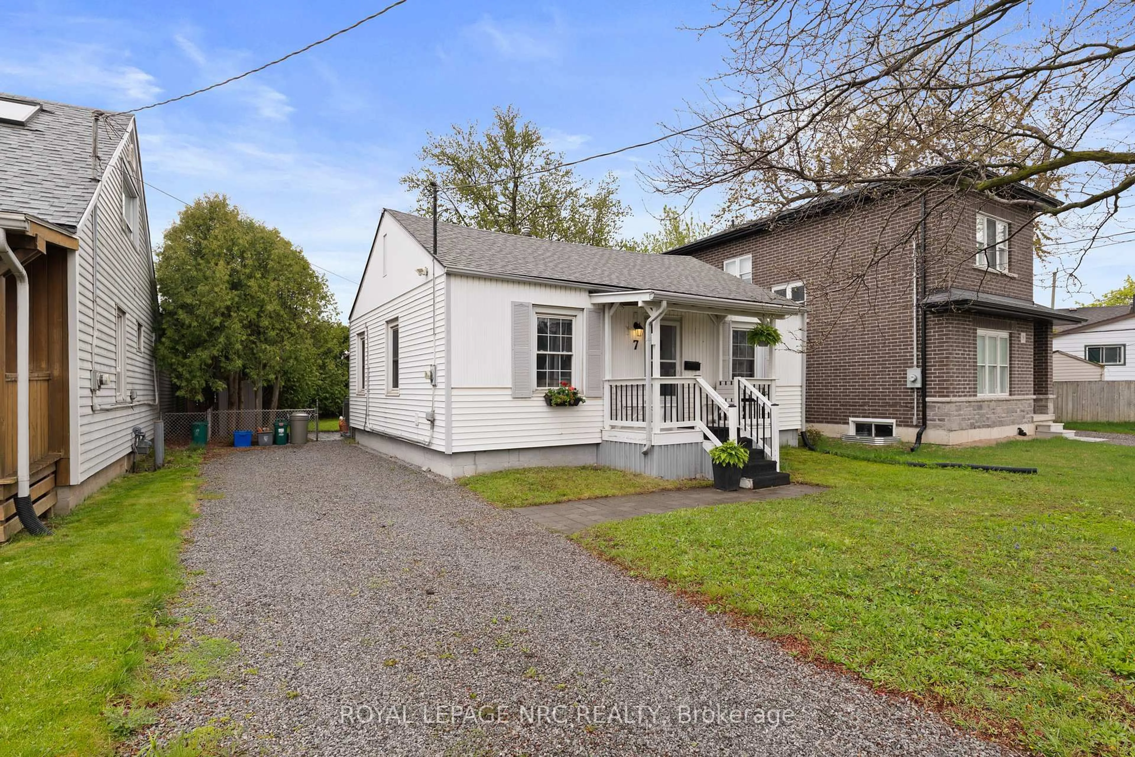 A pic from outside/outdoor area/front of a property/back of a property/a pic from drone, street for 7 Lancaster Ave, St. Catharines Ontario L2R 2R5