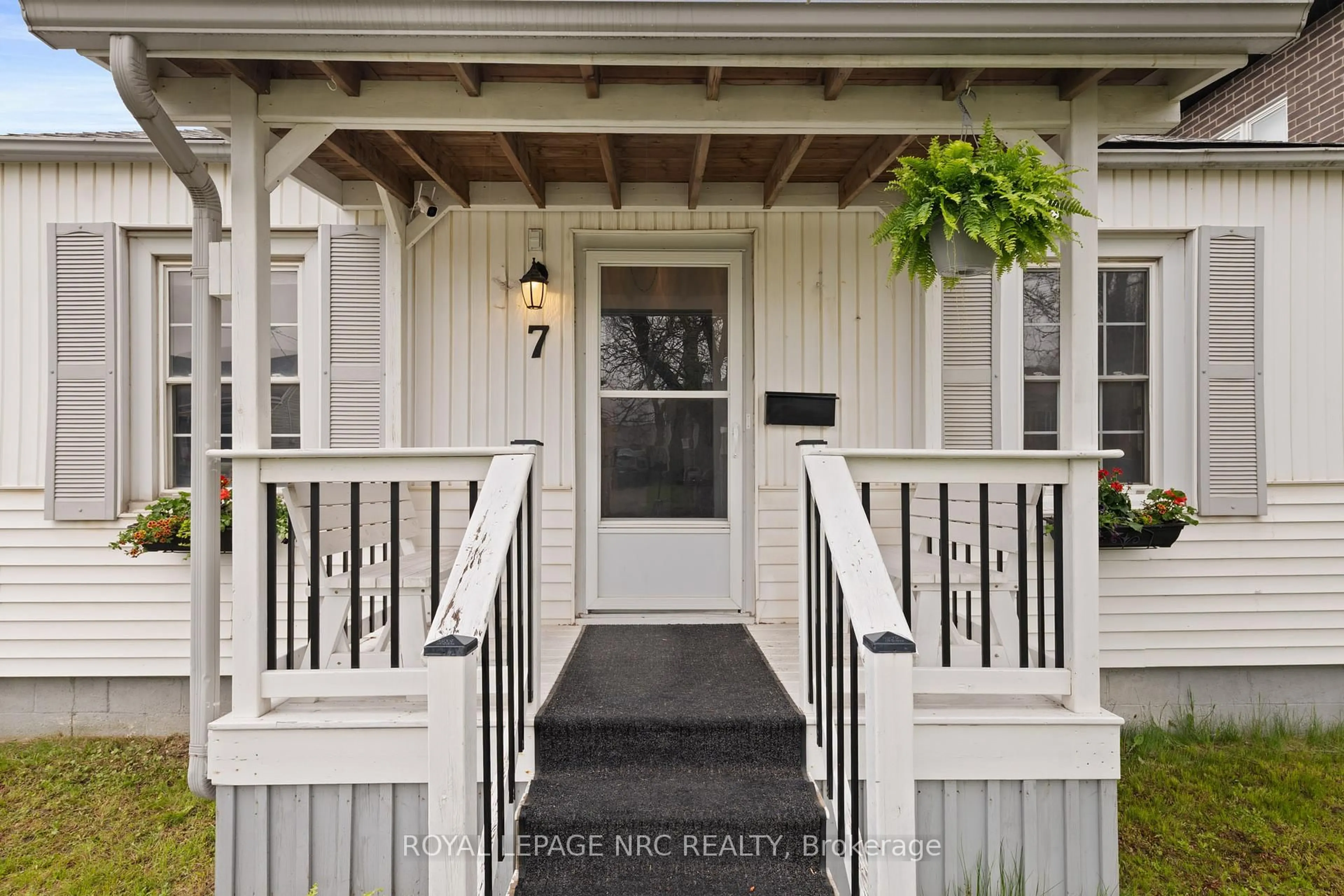 Indoor entryway for 7 Lancaster Ave, St. Catharines Ontario L2R 2R5
