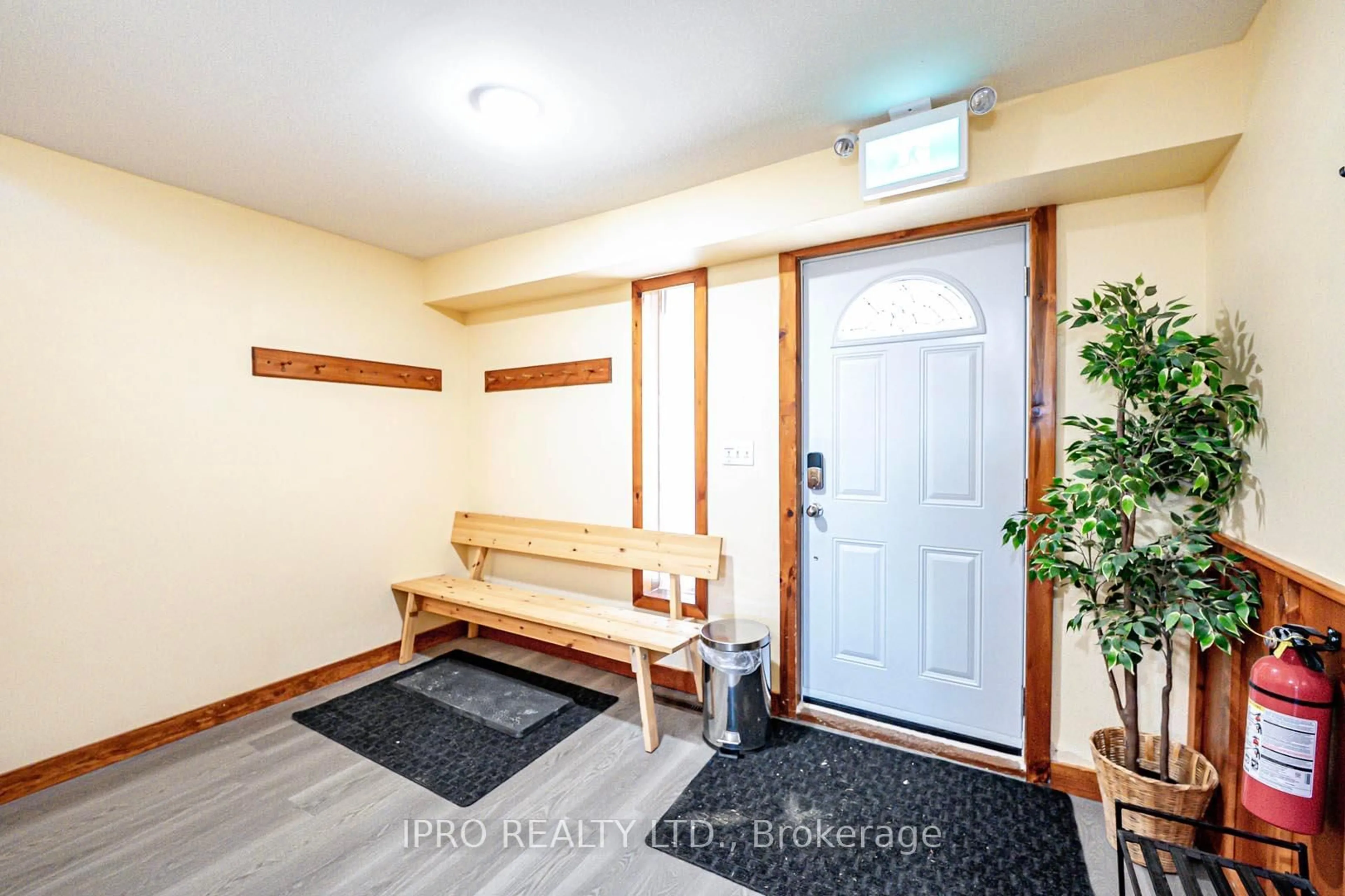 Indoor entryway for 157 Tyrolean Lane, Blue Mountains Ontario L9Y 0N3