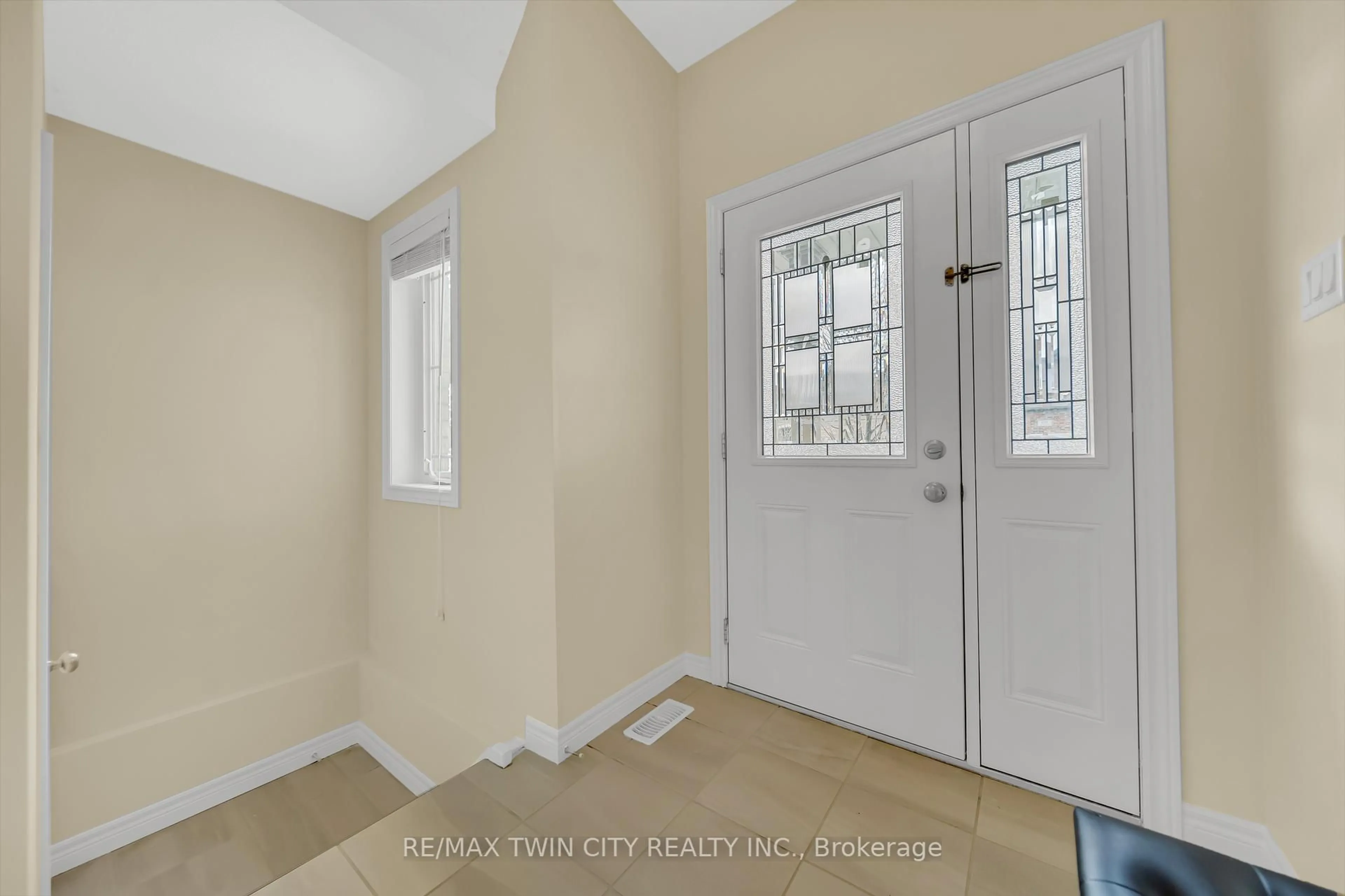 Indoor entryway for 697 Sundew Dr, Waterloo Ontario N2V 0E4