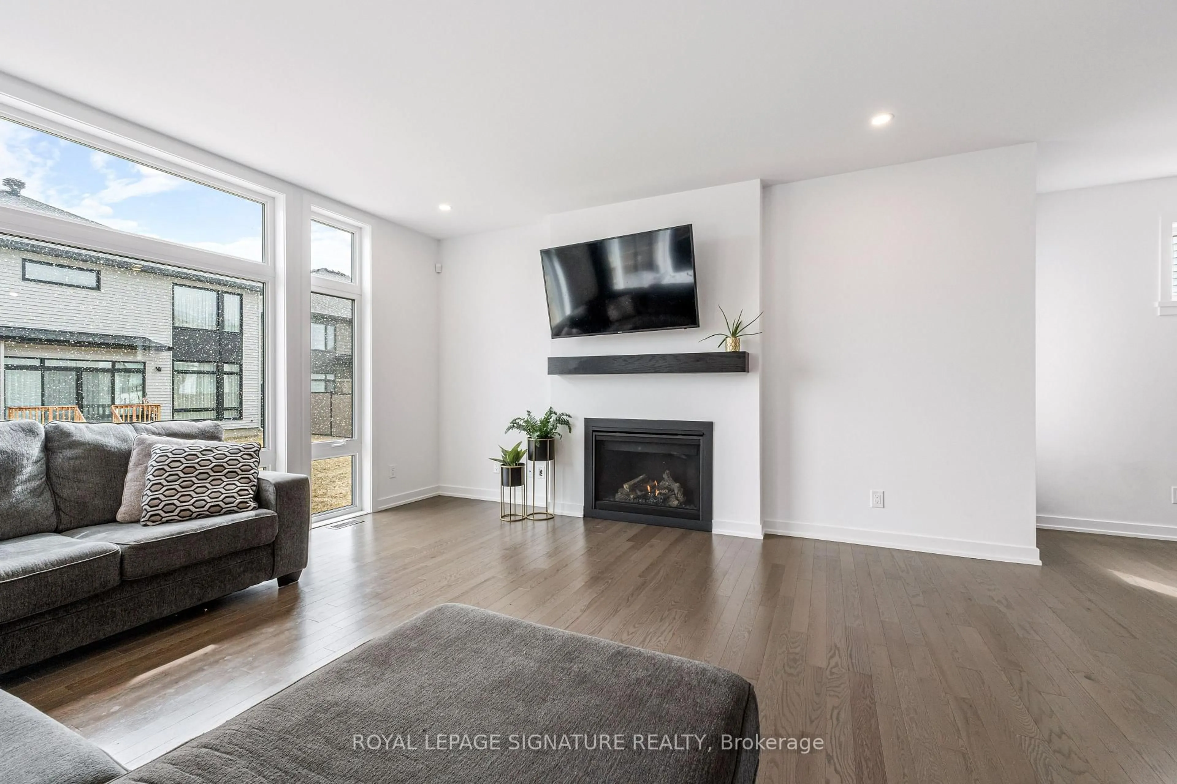 Living room with furniture, unknown for 117 Orchestra Way, Ottawa Ontario K4M 0R5