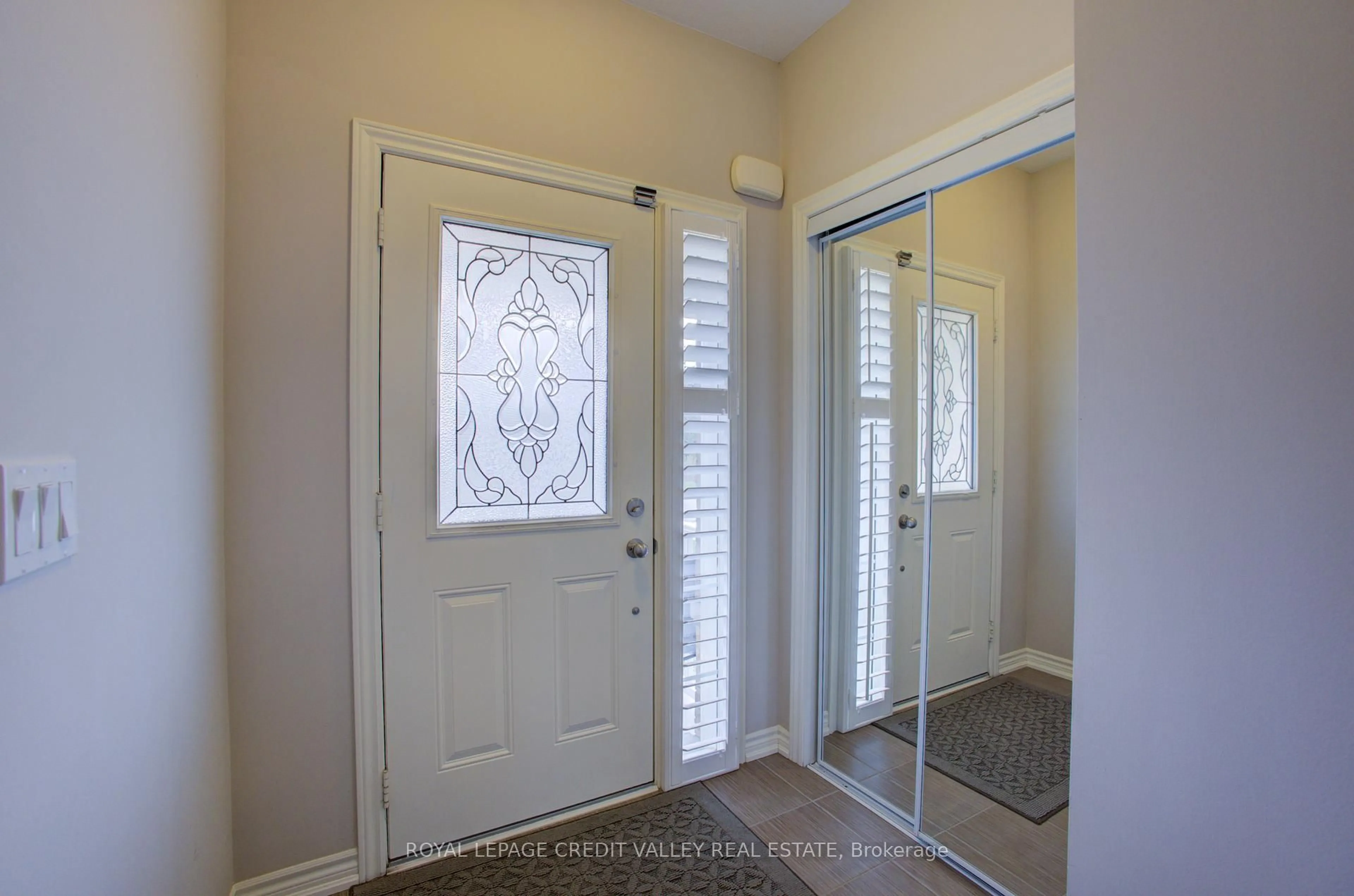 Indoor entryway for 37 Vincent St, Centre Wellington Ontario N1M 0E4