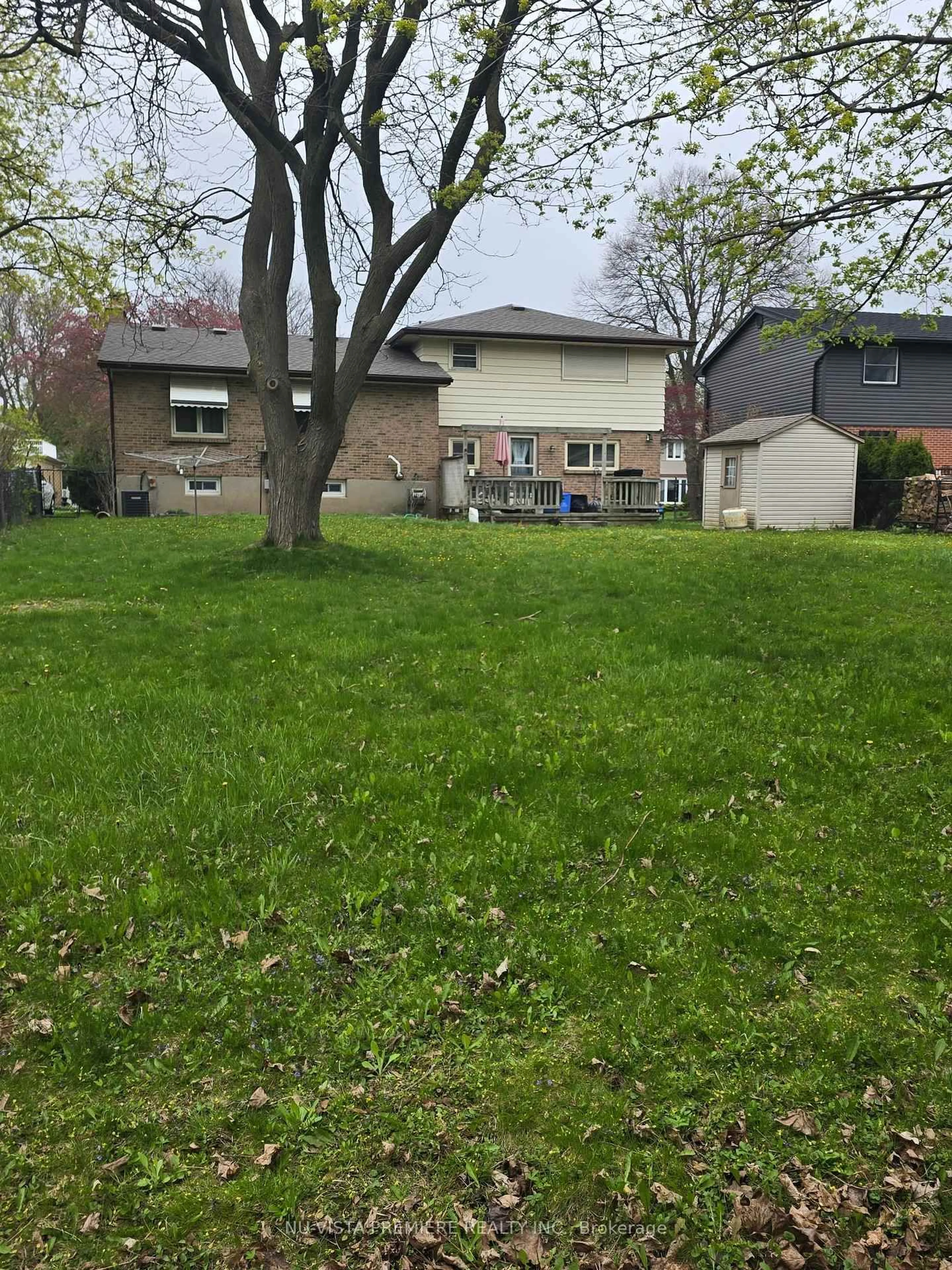 A pic from outside/outdoor area/front of a property/back of a property/a pic from drone, street for 1180 GUILDWOOD Blvd, London North Ontario N6H 4G9