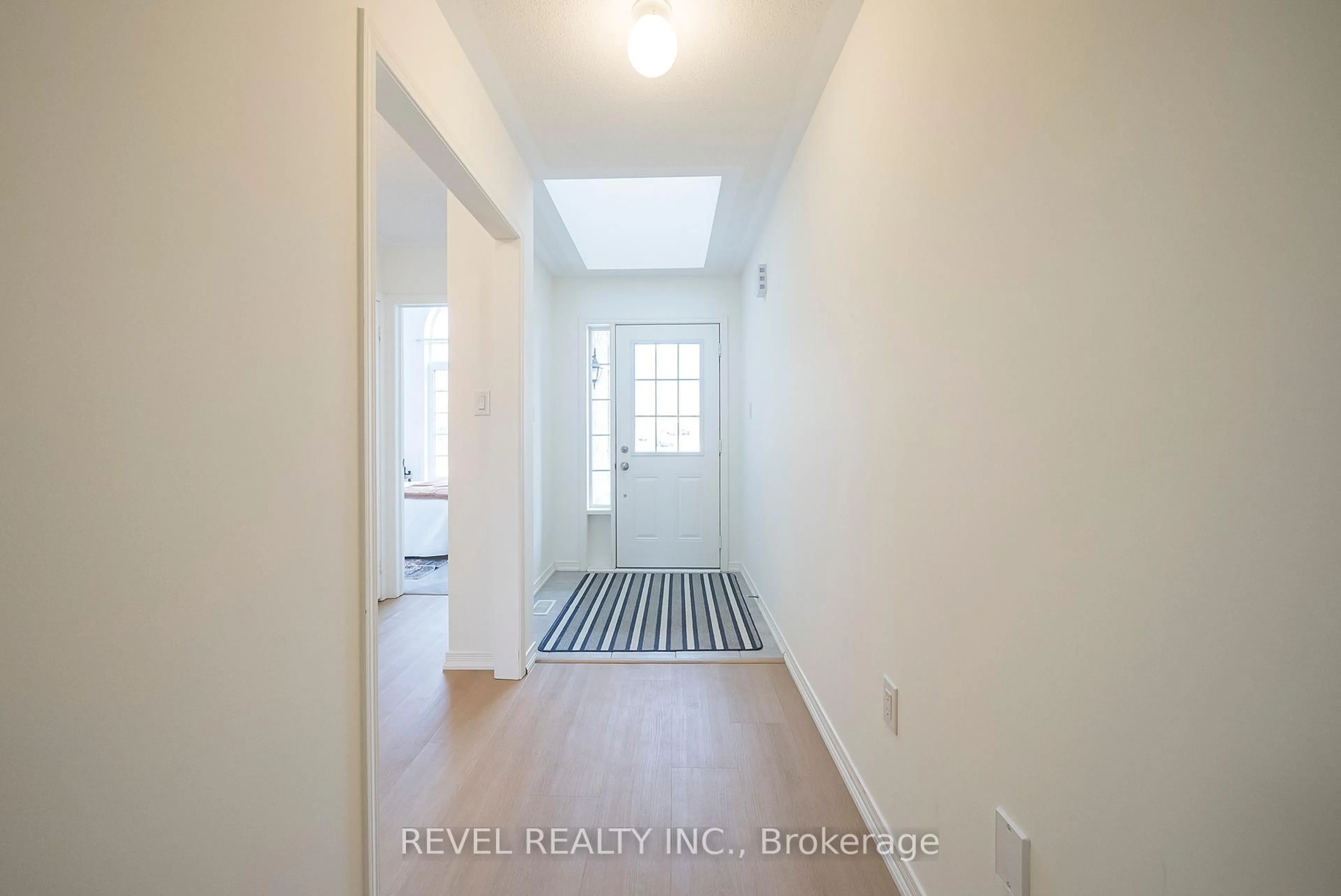 Indoor entryway for 230 Thomas Ave, Brantford Ontario N3S 0E1