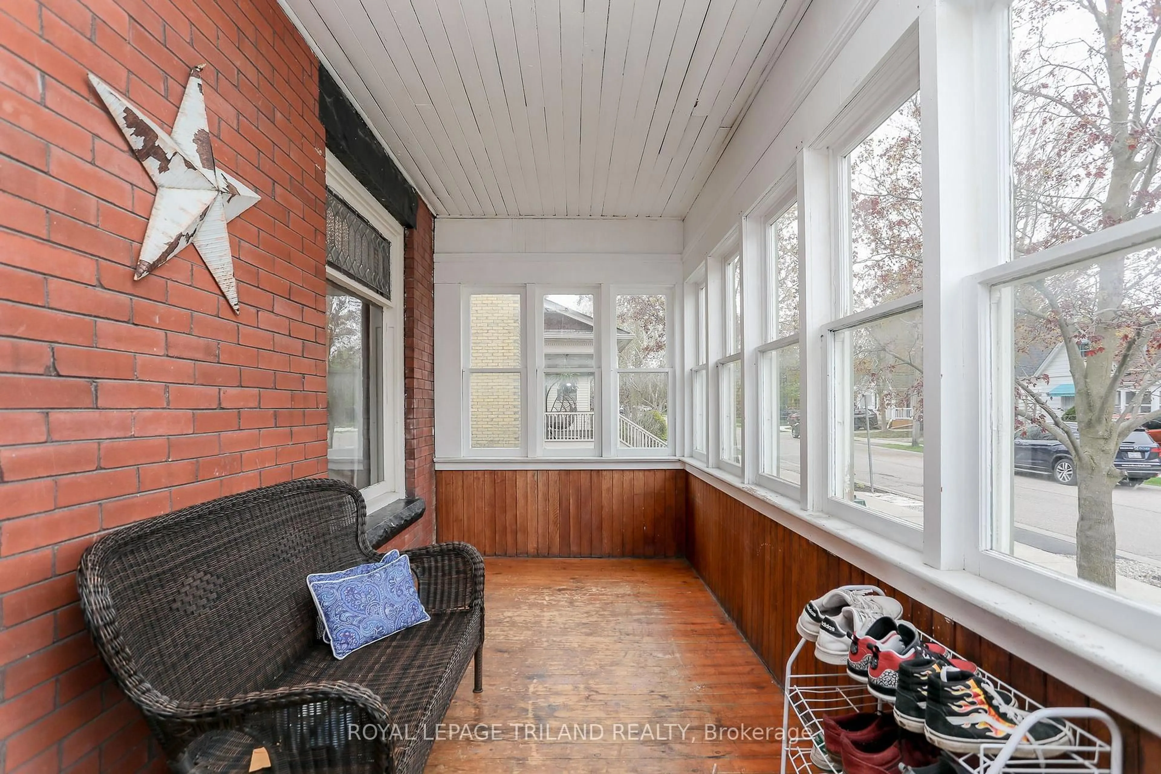 Unknown for 16 Maple St, St. Thomas Ontario N5R 1Y9