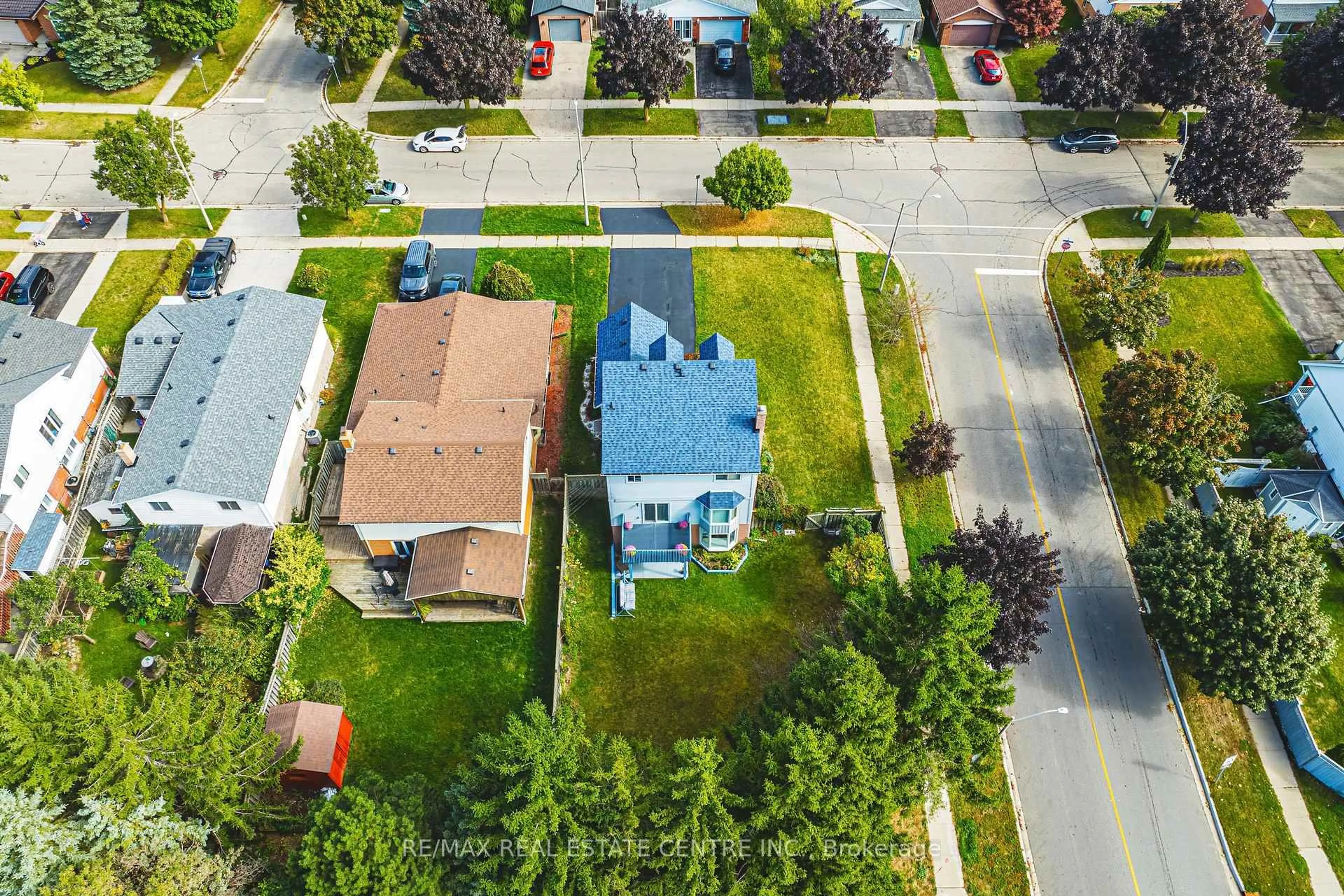 A pic from outside/outdoor area/front of a property/back of a property/a pic from drone, street for 27 Westchester Dr, Kitchener Ontario N2B 3M7