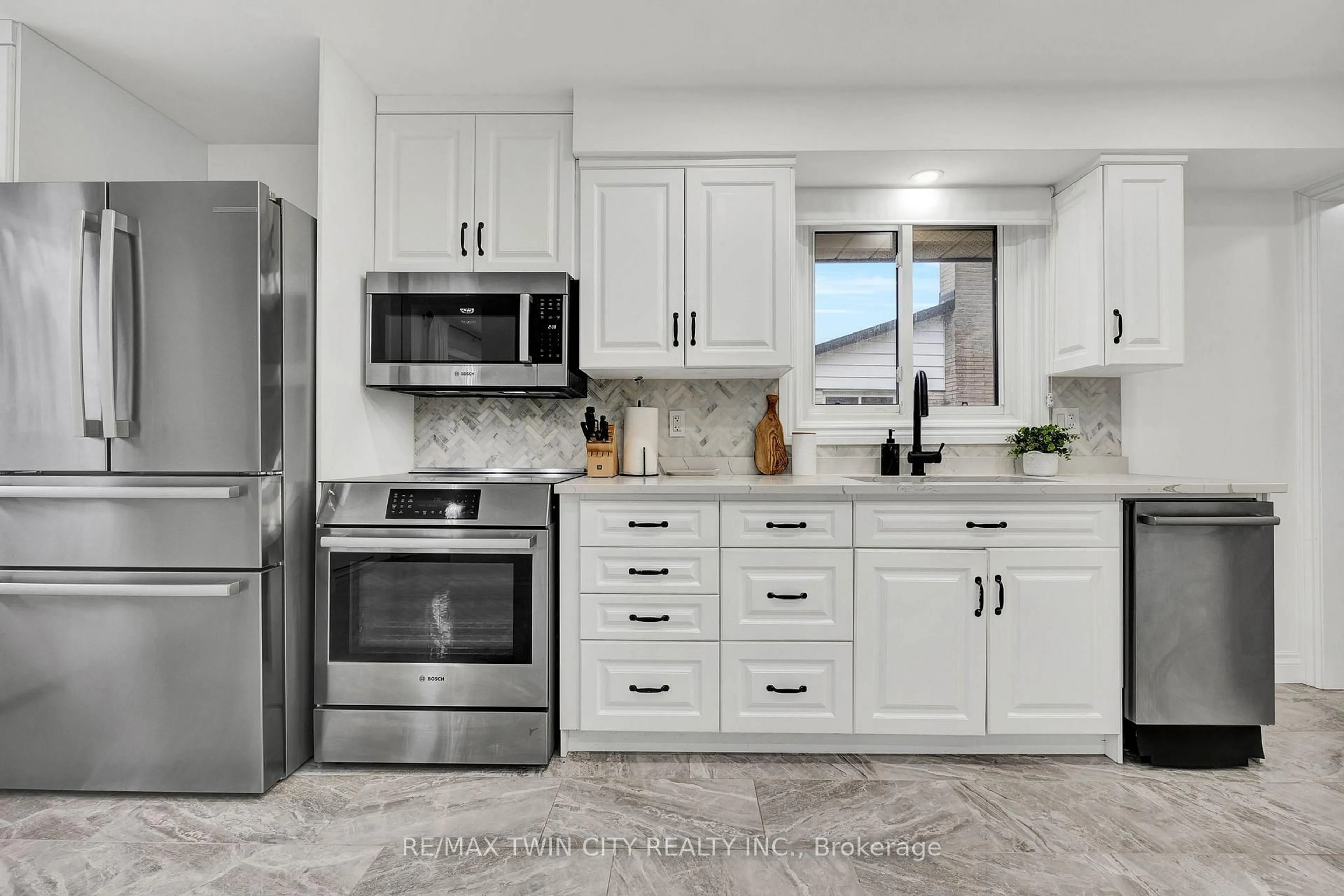 Open concept kitchen, ceramic/tile floor for 39 CARTIER Dr, Kitchener Ontario N2E 1E3