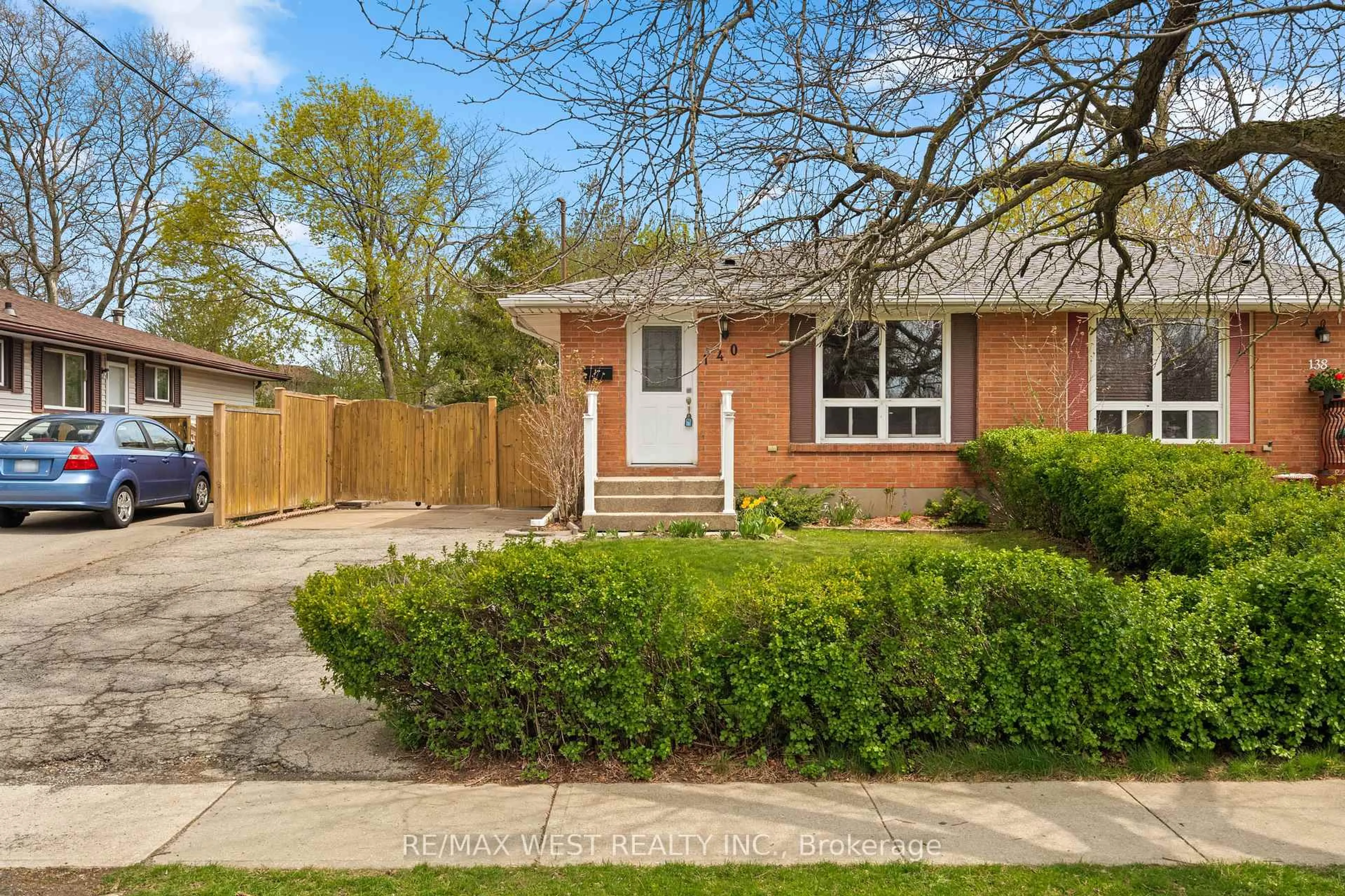 Home with brick exterior material, street for 140 Dorchester Blvd, St. Catharines Ontario L2M 6C1