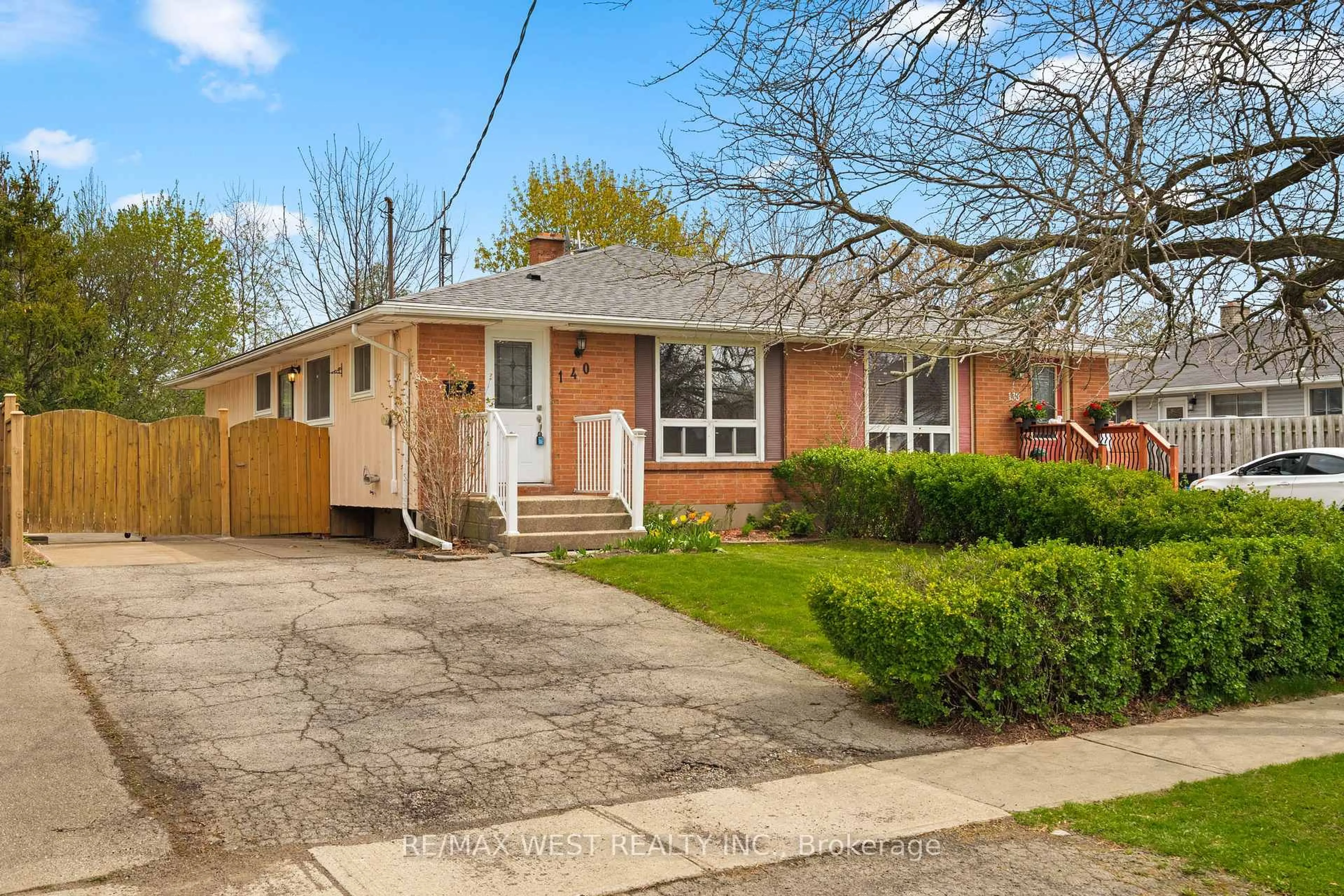 Home with brick exterior material, street for 140 Dorchester Blvd, St. Catharines Ontario L2M 6C1