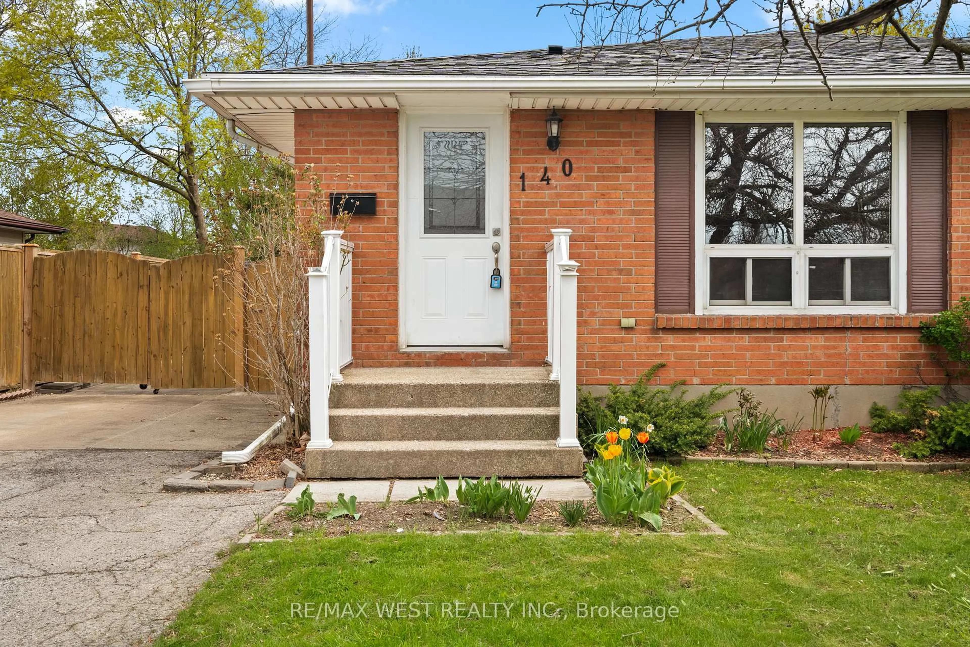 Home with brick exterior material, street for 140 Dorchester Blvd, St. Catharines Ontario L2M 6C1