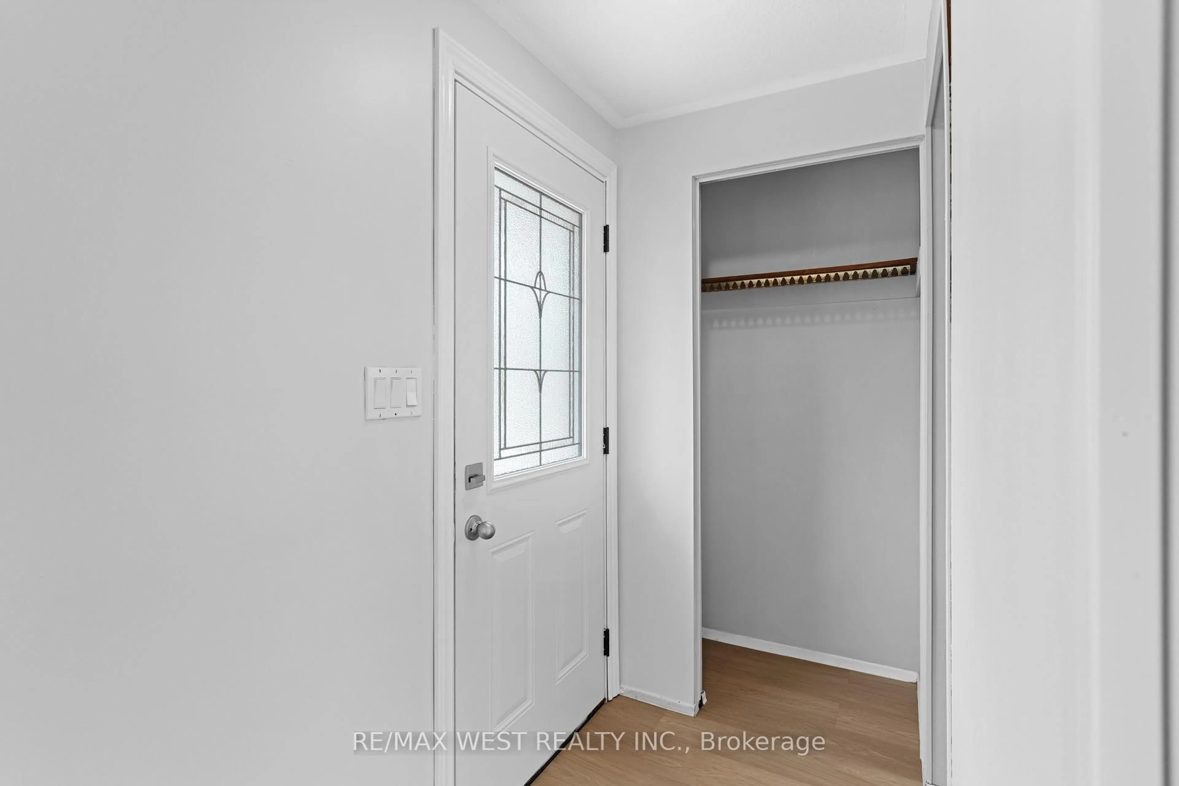 Indoor entryway for 140 Dorchester Blvd, St. Catharines Ontario L2M 6C1