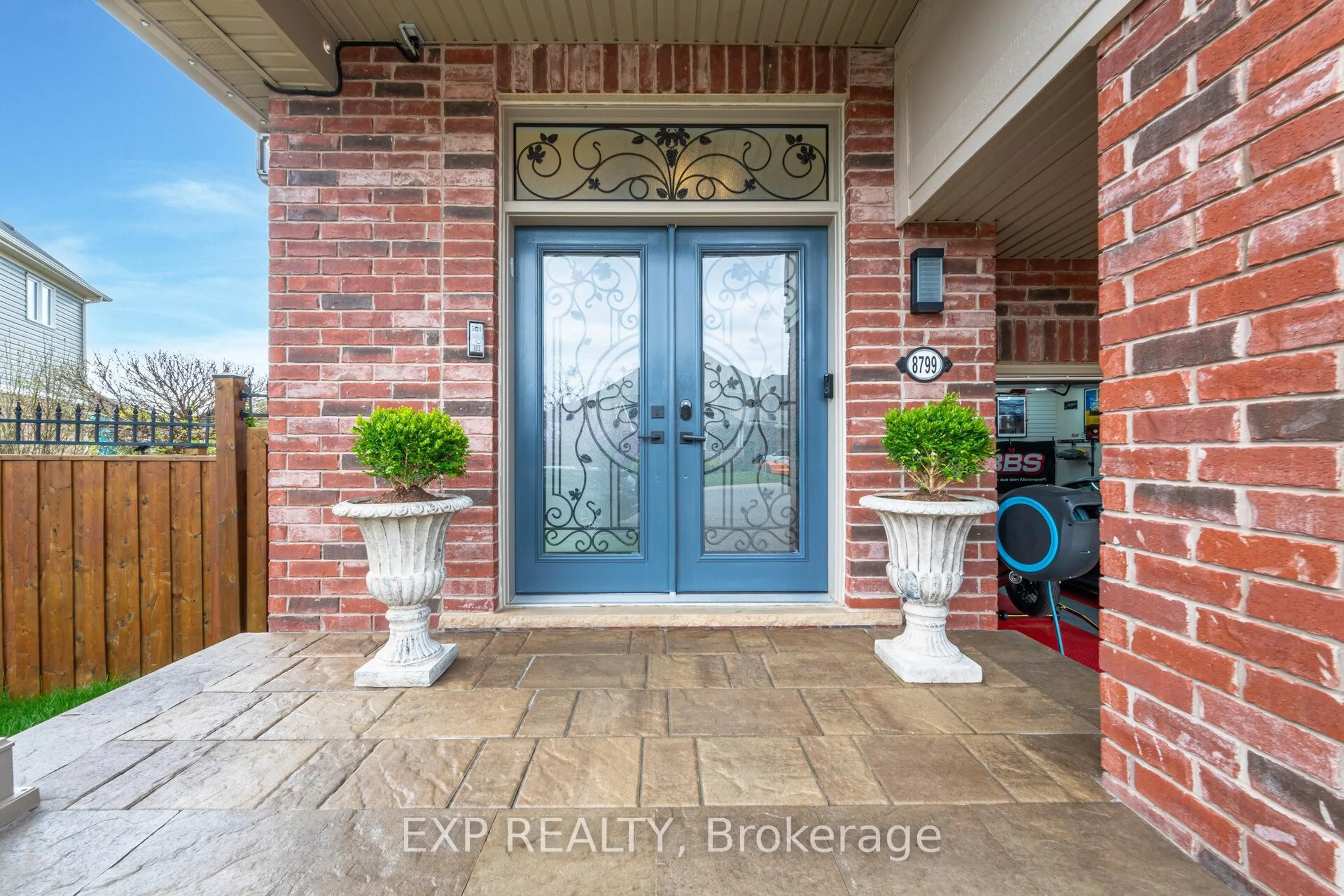 Indoor entryway for 8799 Dogwood Cres, Niagara Falls Ontario L2H 0L1