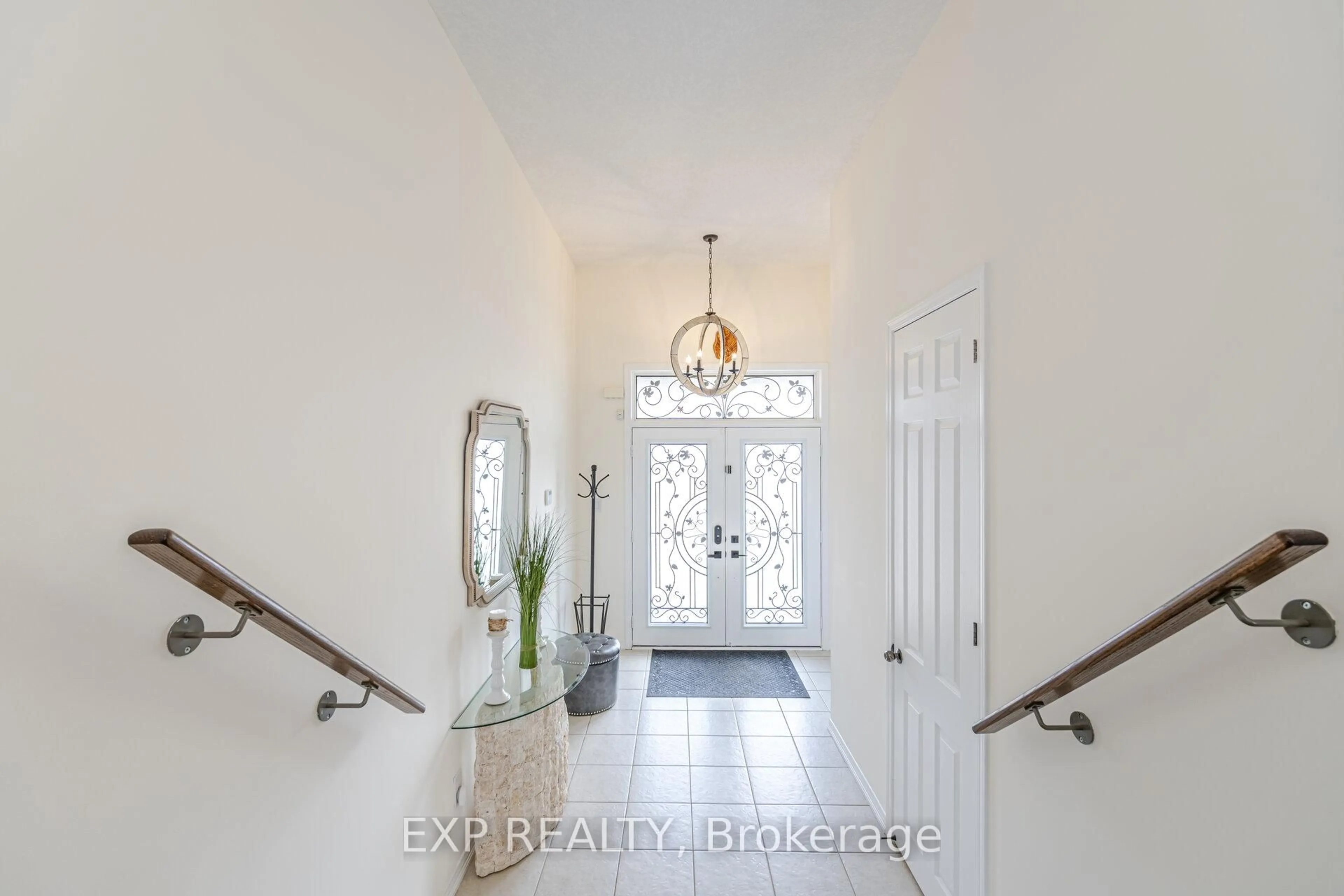 Indoor entryway for 8799 Dogwood Cres, Niagara Falls Ontario L2H 0L1