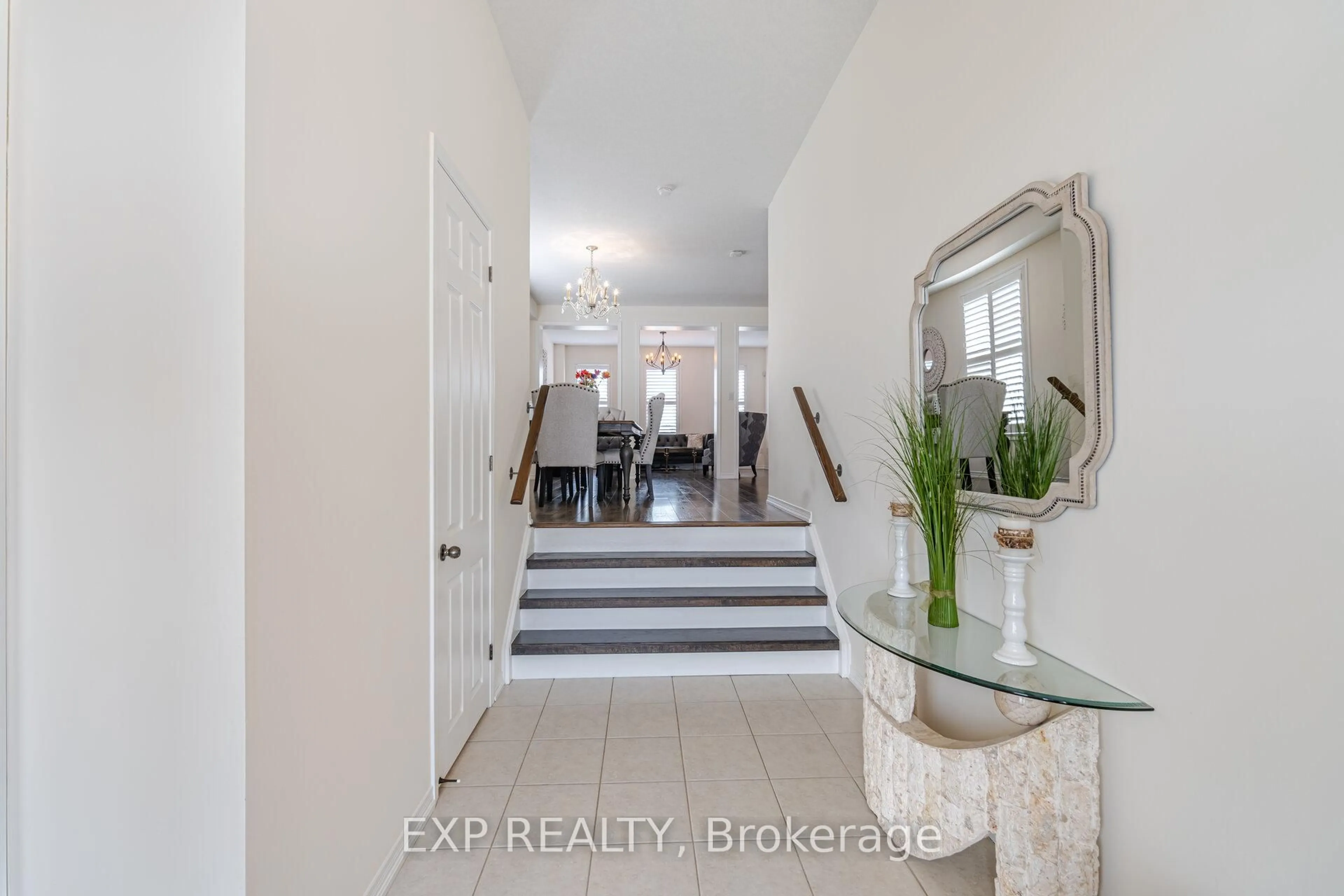 Indoor entryway for 8799 Dogwood Cres, Niagara Falls Ontario L2H 0L1