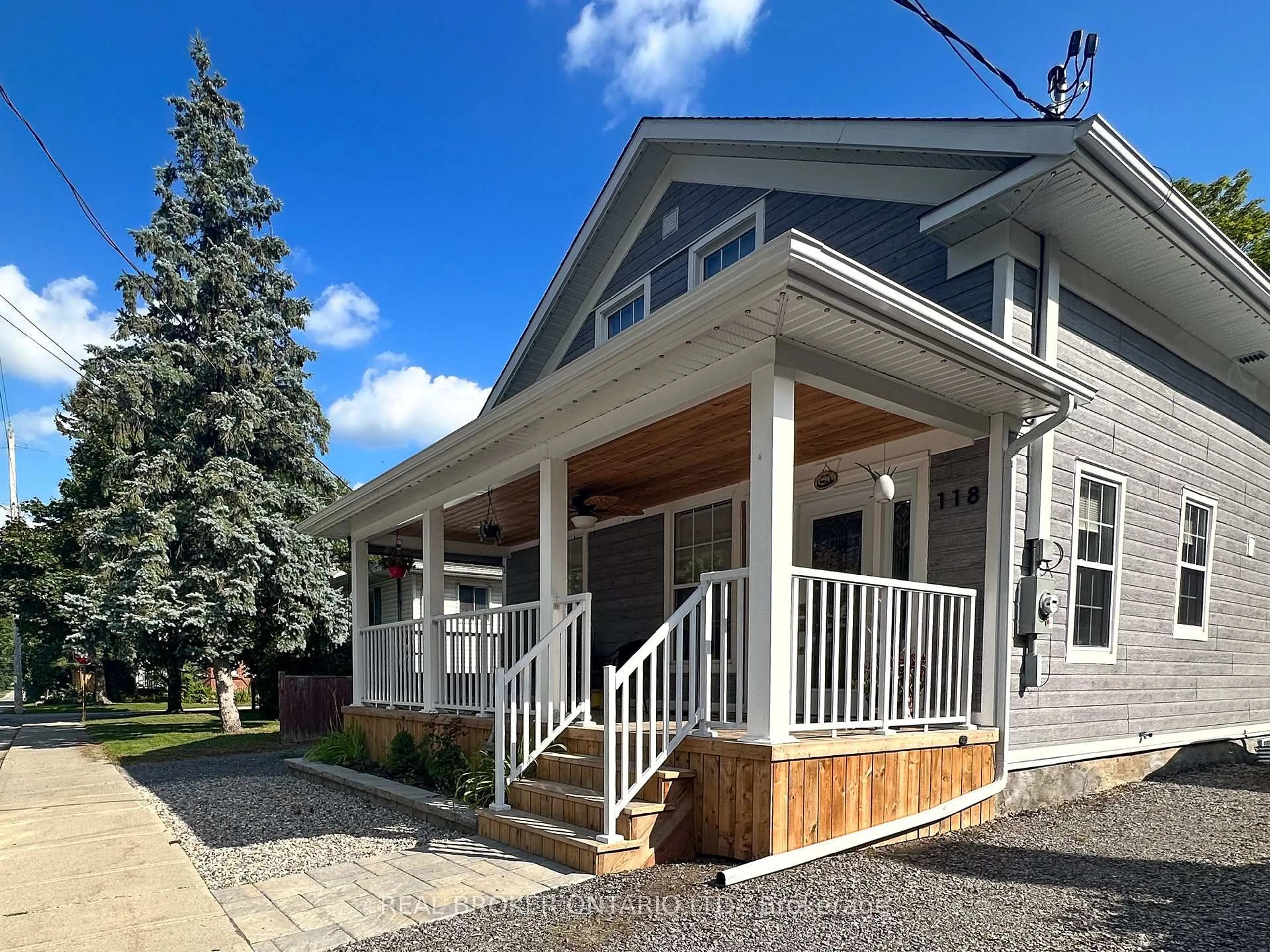 Home with vinyl exterior material, street for 118 Brock St, Merrickville-Wolford Ontario K0G 1N0