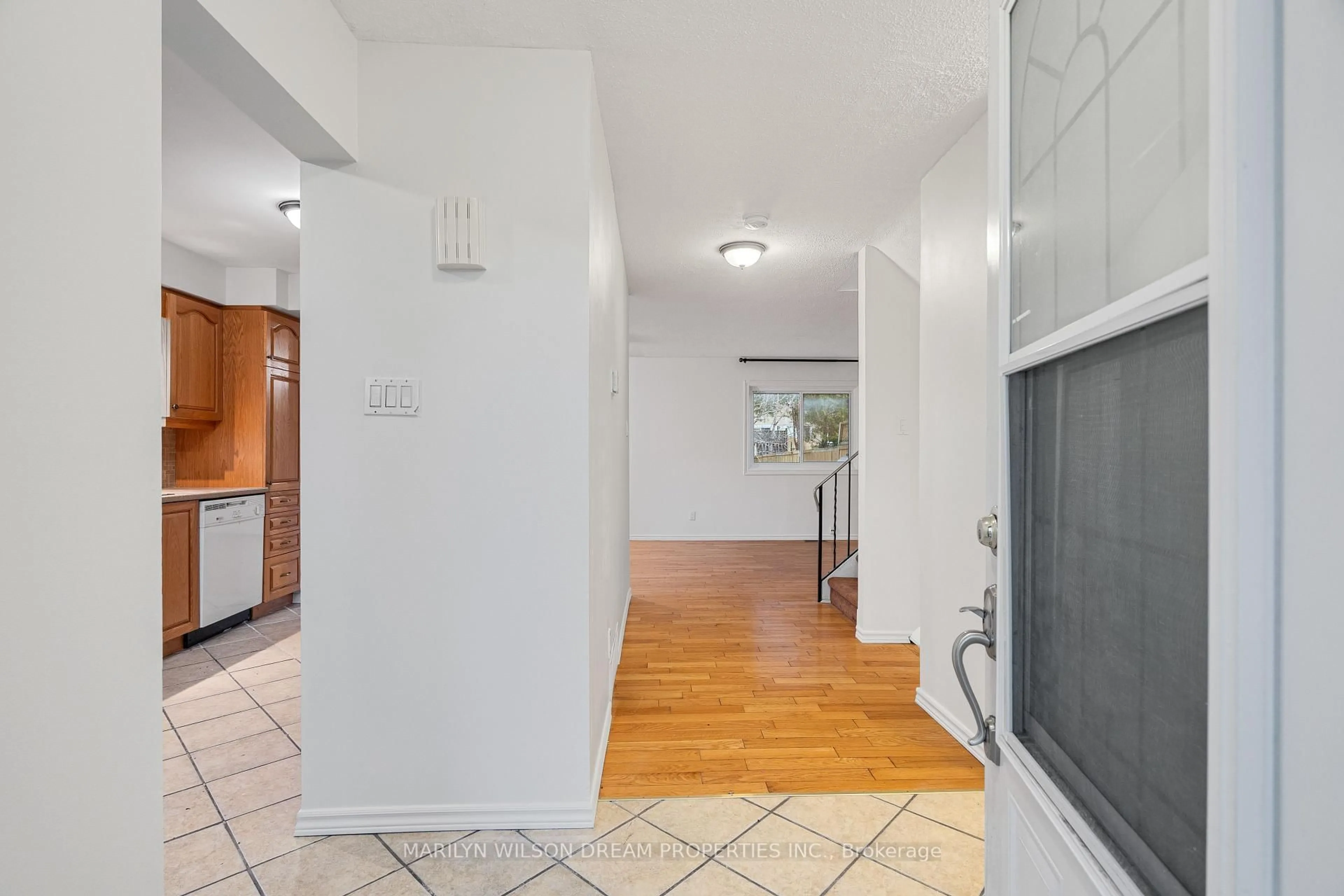 Indoor entryway for 554 Seyton Dr, Ottawa Ontario K2H 9B2