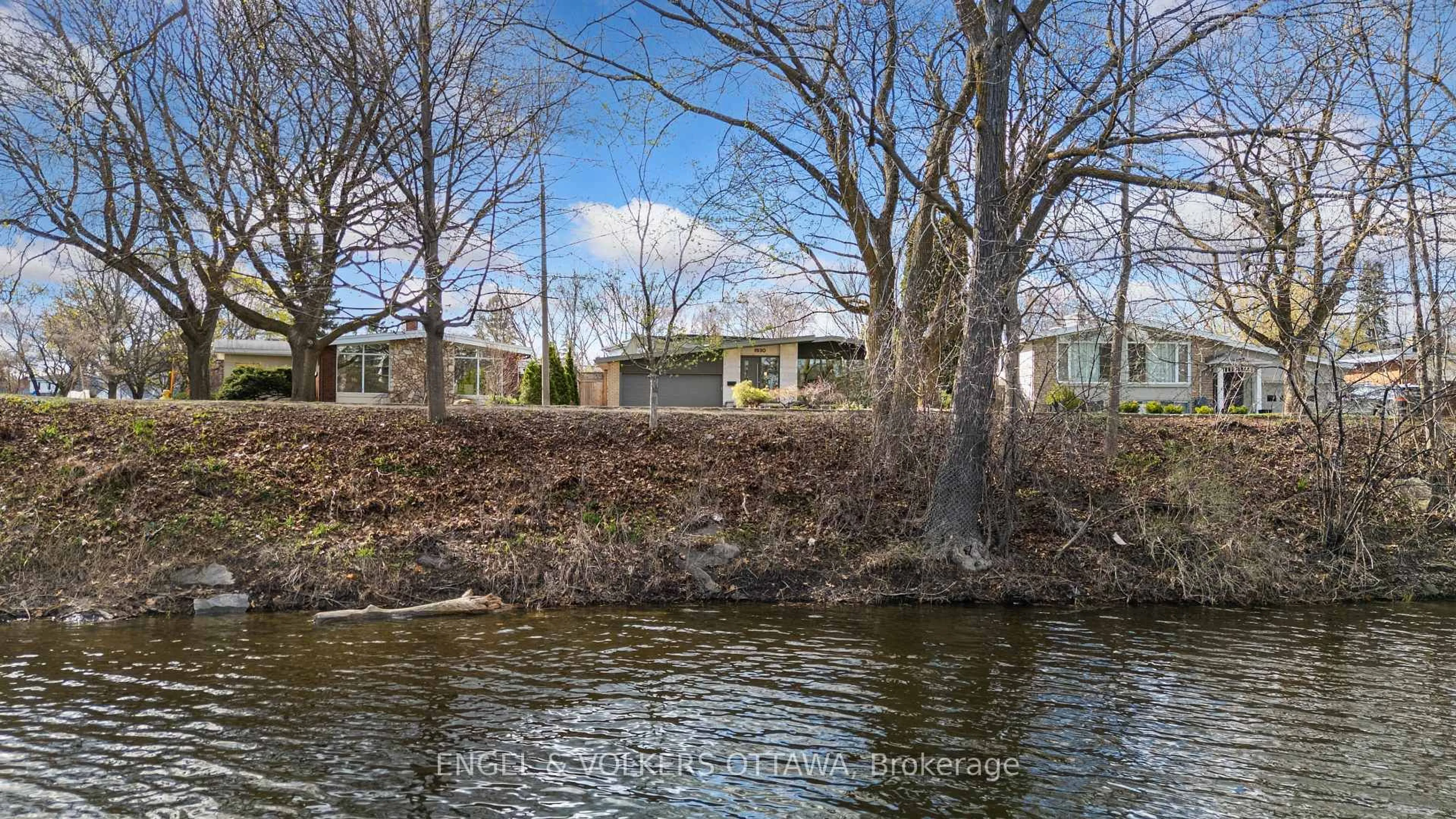A pic from outside/outdoor area/front of a property/back of a property/a pic from drone, water/lake/river/ocean view for 1930 Rideau Garden Dr, Ottawa Ontario K1S 1G6