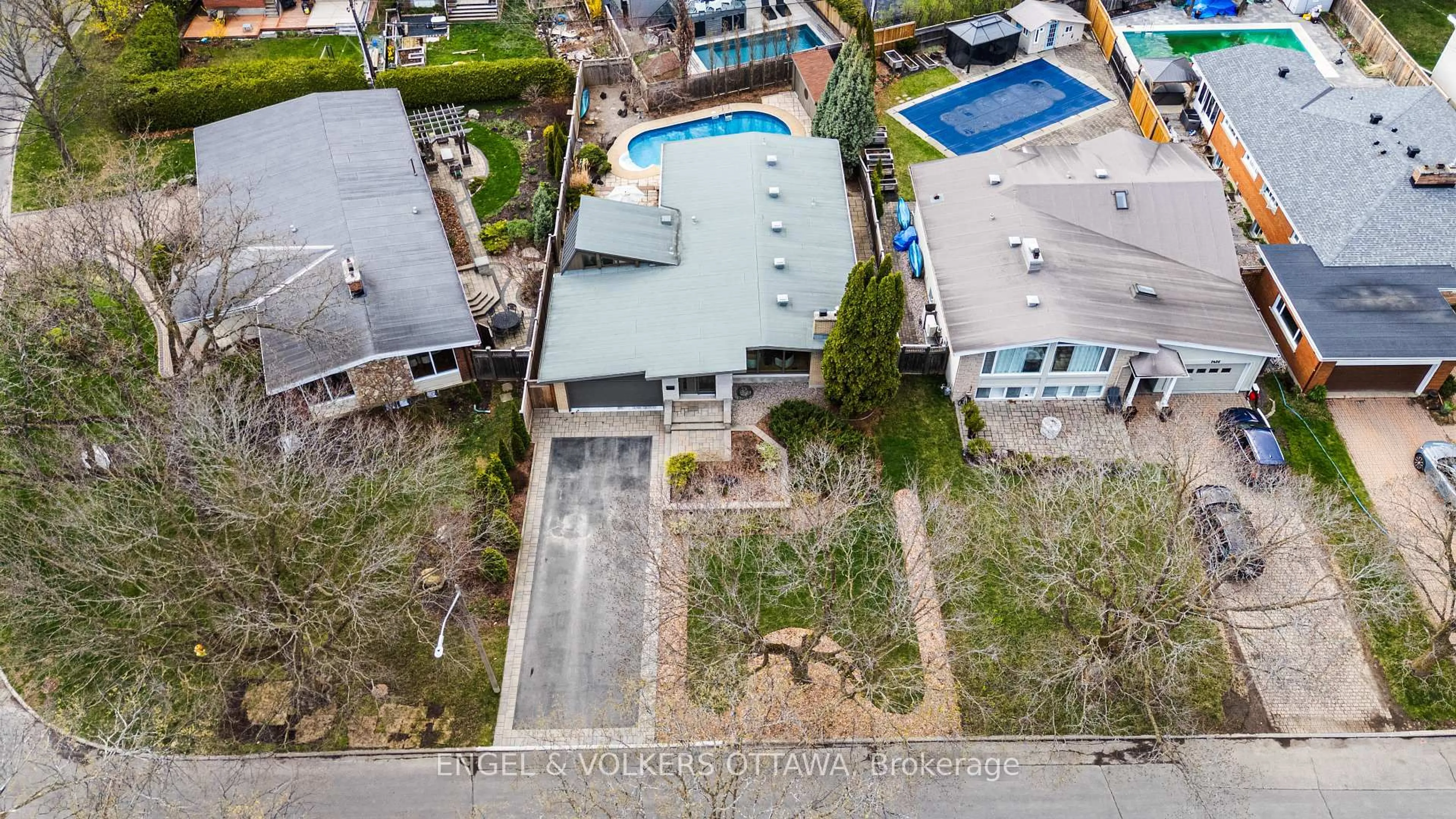 A pic from outside/outdoor area/front of a property/back of a property/a pic from drone, street for 1930 Rideau Garden Dr, Ottawa Ontario K1S 1G6