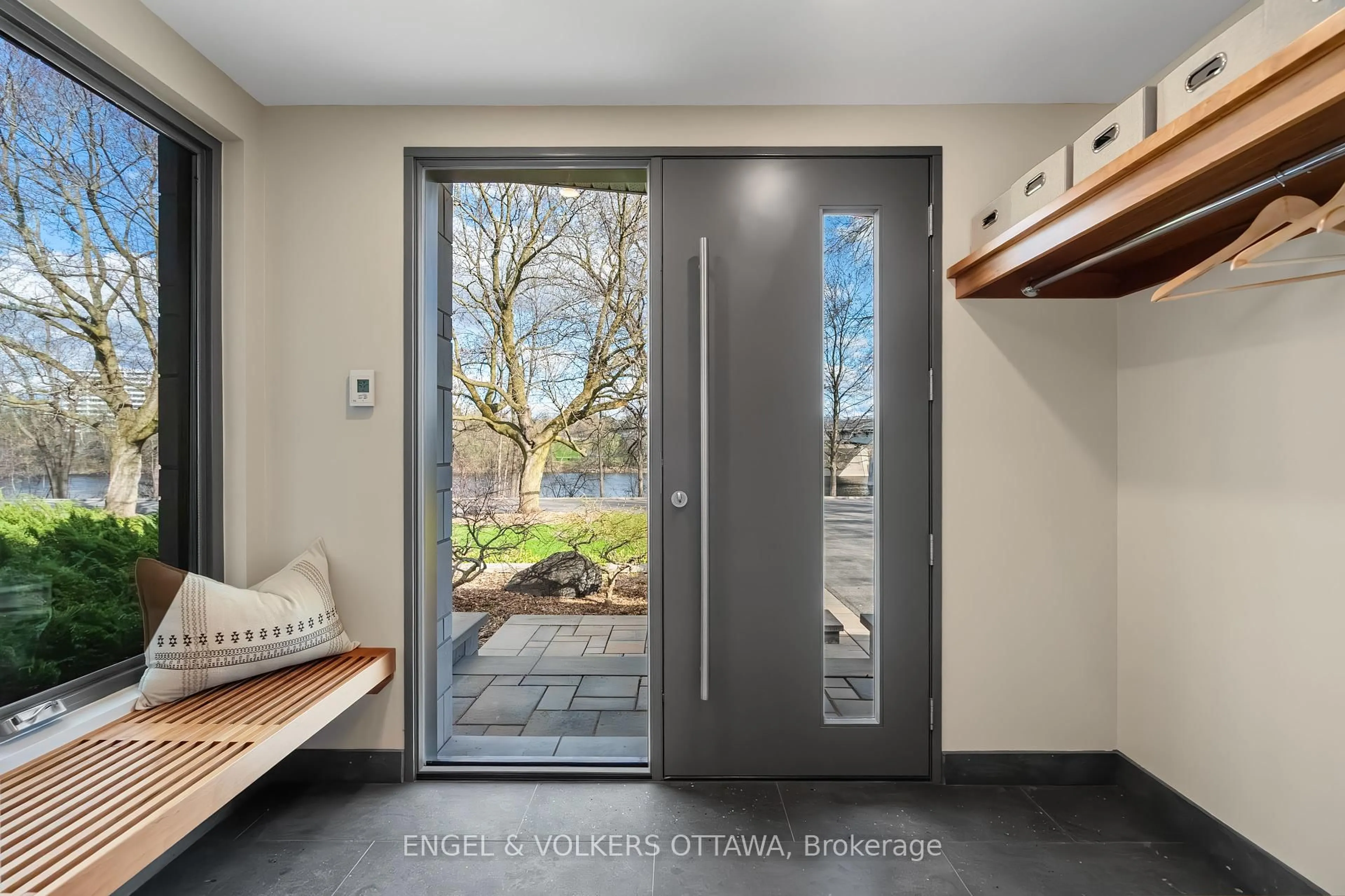 Indoor entryway for 1930 Rideau Garden Dr, Ottawa Ontario K1S 1G6