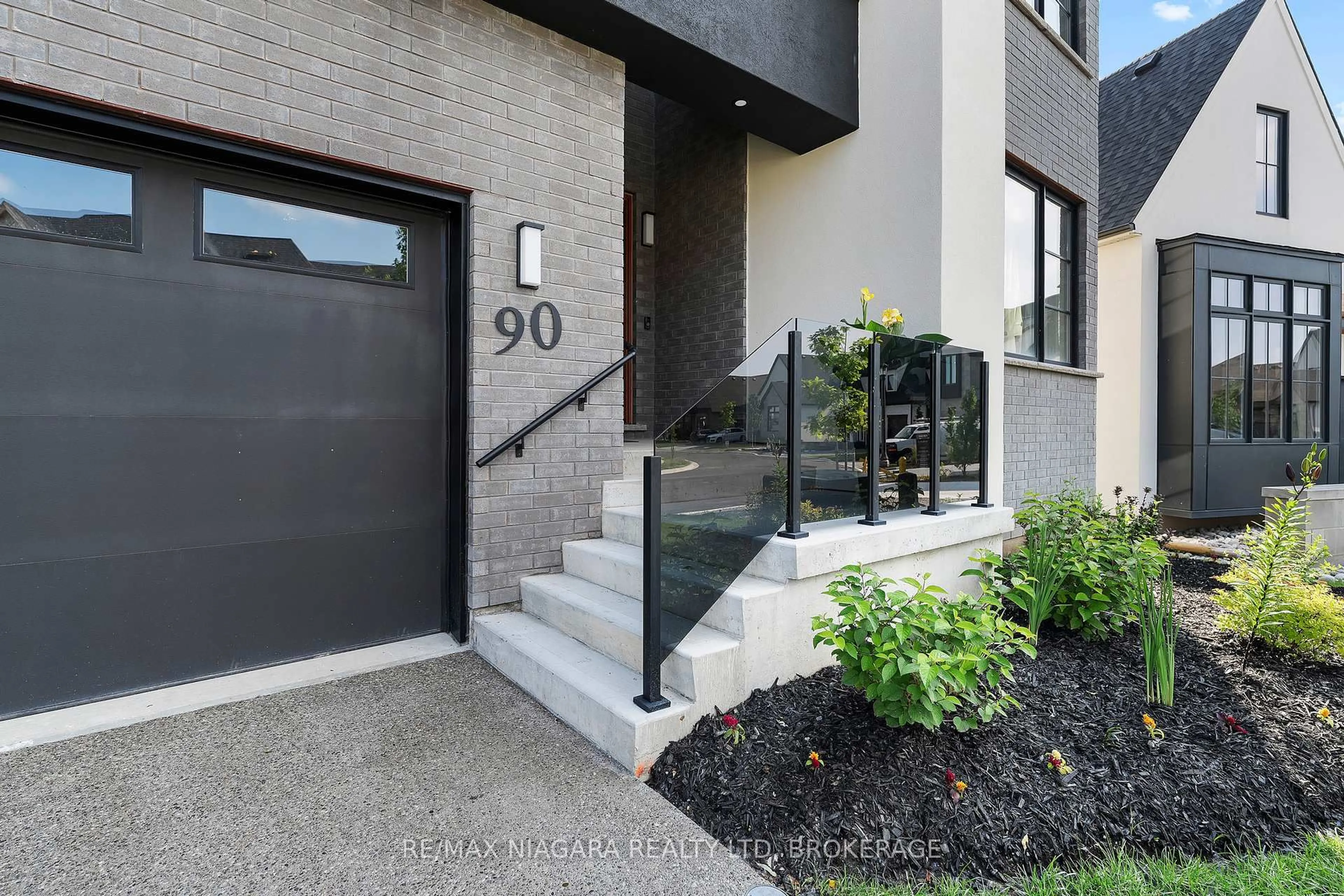 Indoor entryway for 90 Millpond Rd, Niagara-on-the-Lake Ontario L0S 1J1