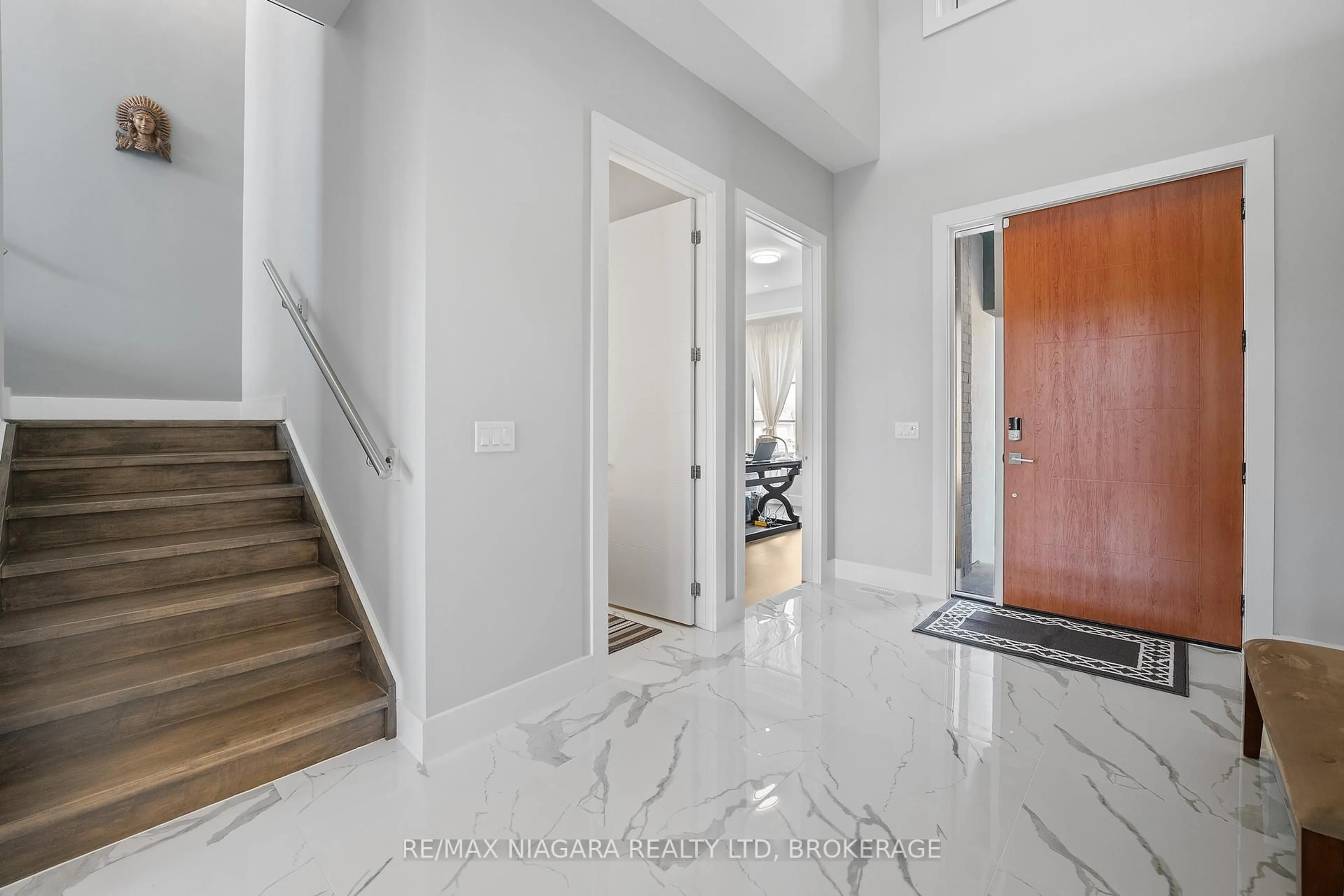 Indoor entryway for 90 Millpond Rd, Niagara-on-the-Lake Ontario L0S 1J1