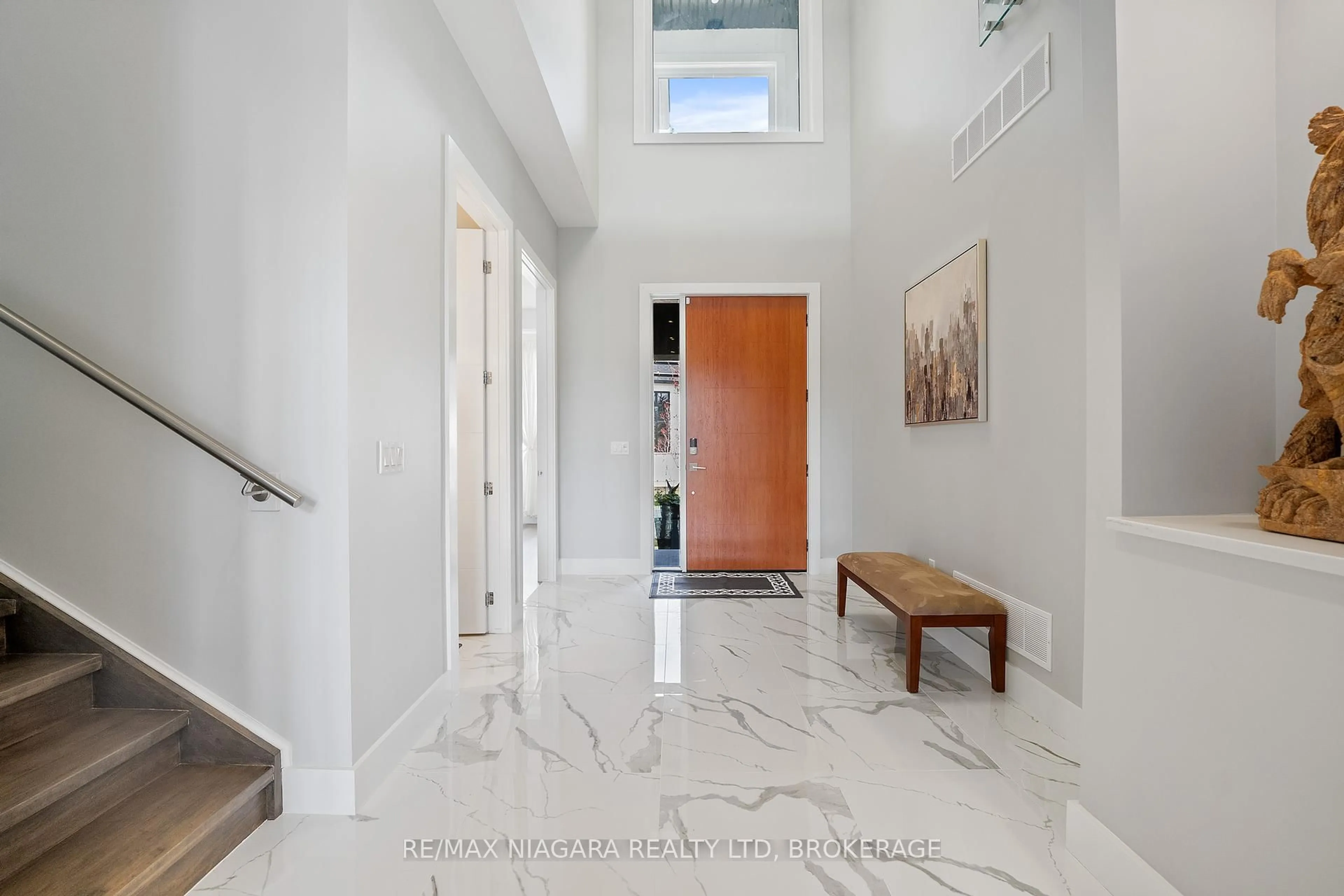 Indoor entryway for 90 Millpond Rd, Niagara-on-the-Lake Ontario L0S 1J1