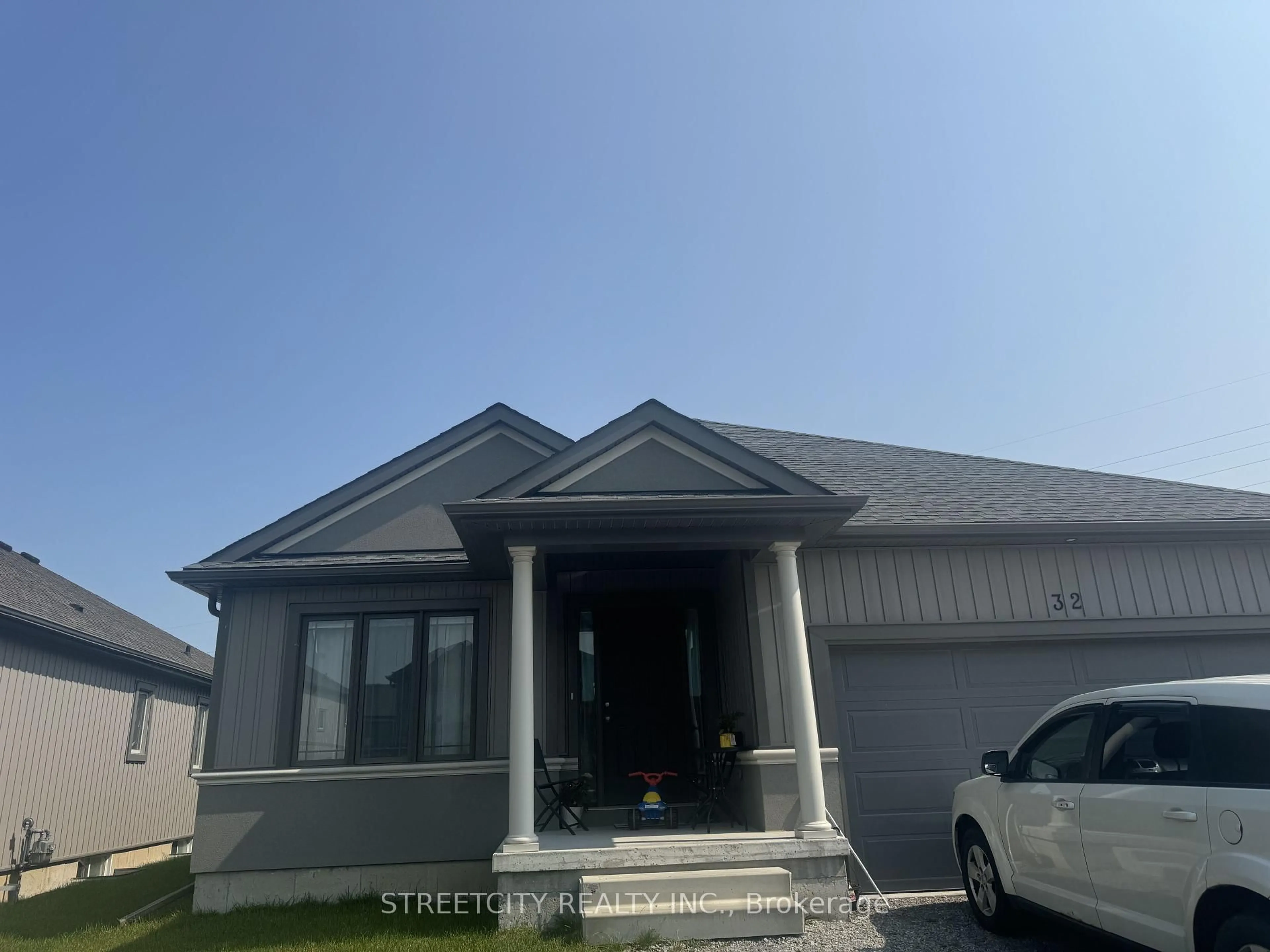 Home with vinyl exterior material, street for 32 Bounty Ave, Thorold Ontario L2V 0B7