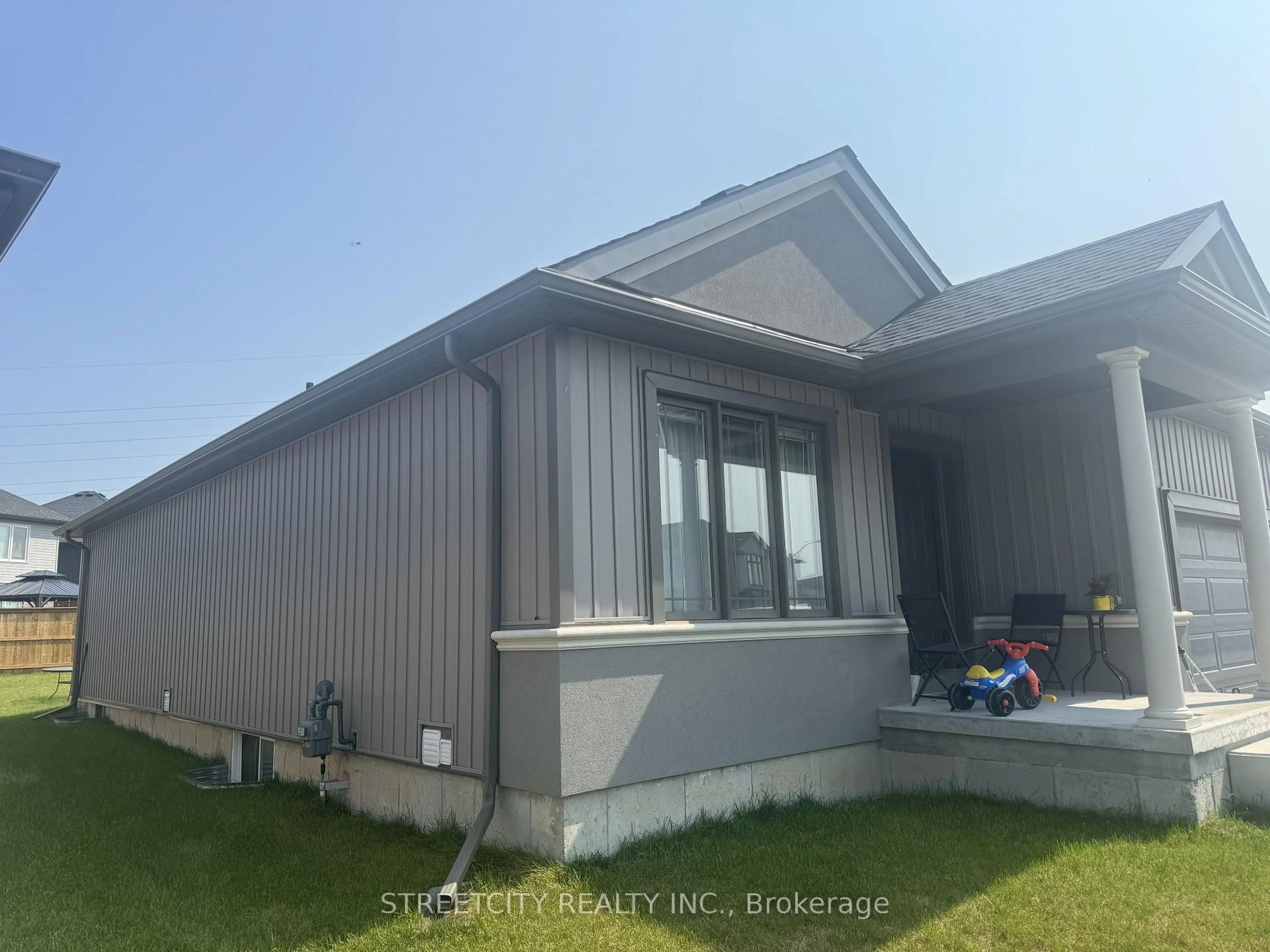 Home with vinyl exterior material, unknown for 32 Bounty Ave, Thorold Ontario L2V 0B7