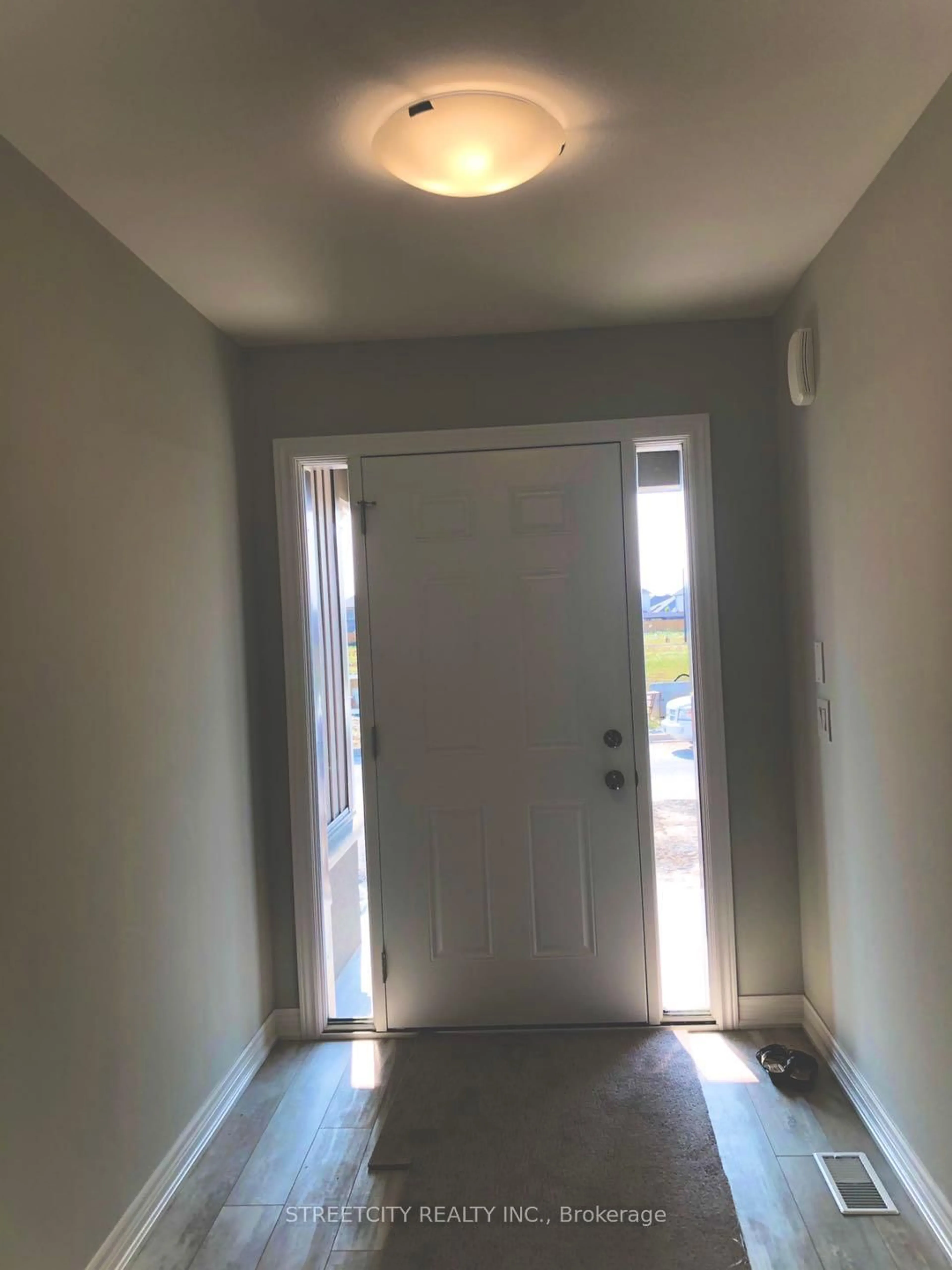 Indoor entryway for 32 Bounty Ave, Thorold Ontario L2V 0B7