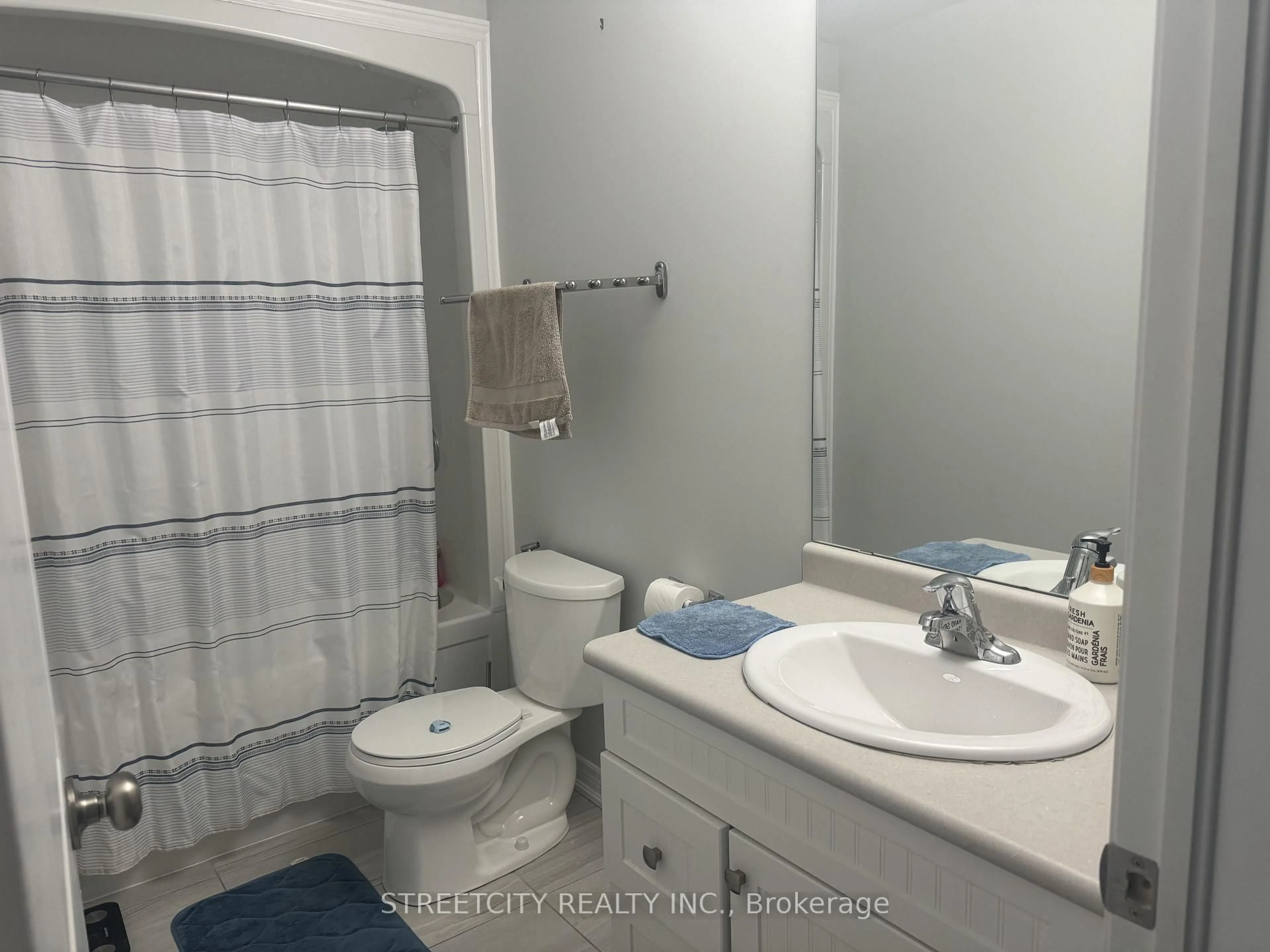 Standard bathroom, unknown for 32 Bounty Ave, Thorold Ontario L2V 0B7