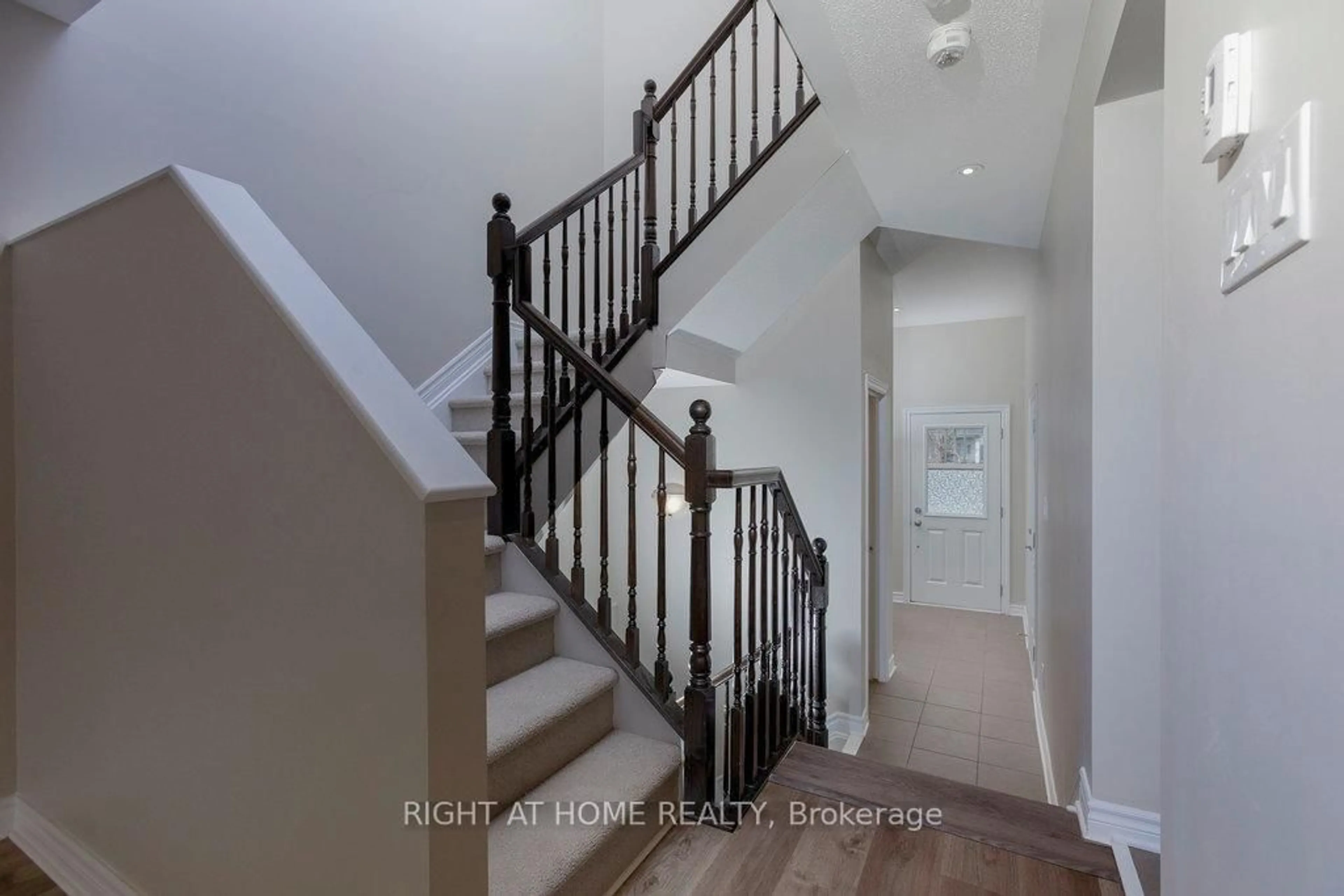 Stairs for 213 HALYARD Way, Ottawa Ontario K2T 0L2
